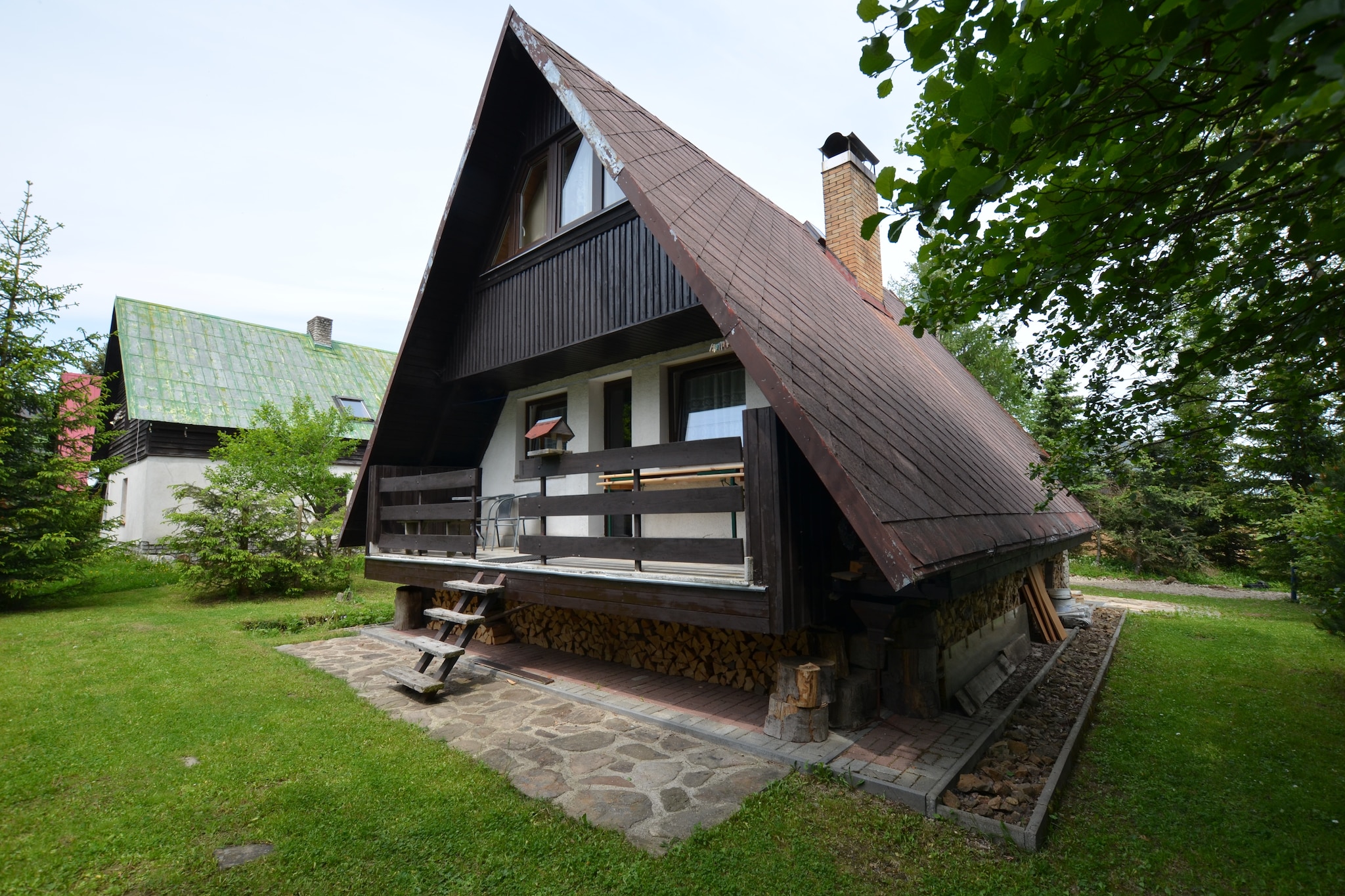 This charming 2-bedroom holiday chalet in LouÄná pod KlÃnovcem accommodates up to 6 guests, making it ideal for families with children. Located just 500 meters from the KlÃnovec cable car valley station, it offers easy access to the popular KlÃnovec ski area with its 4 cable cars, ski lifts, baby lifts, ski rentals, and schools. The ski area connects via ski bus to Oberwiesenthal in Germany, expanding your winter adventure options.
In summer, enjoy hiking or scooter rides down Mount KlÃnovec. The cozy living/dining room features a wood stove with firewood, and the open-plan kitchen is equipped with a dishwasher. Relax on the terrace or stay connected with Wi-Fi. A washing machine is also available for your convenience.
Please note, student parties, bachelor parties, and drinking parties are prohibited to maintain a peaceful stay. Parking is available nearby.