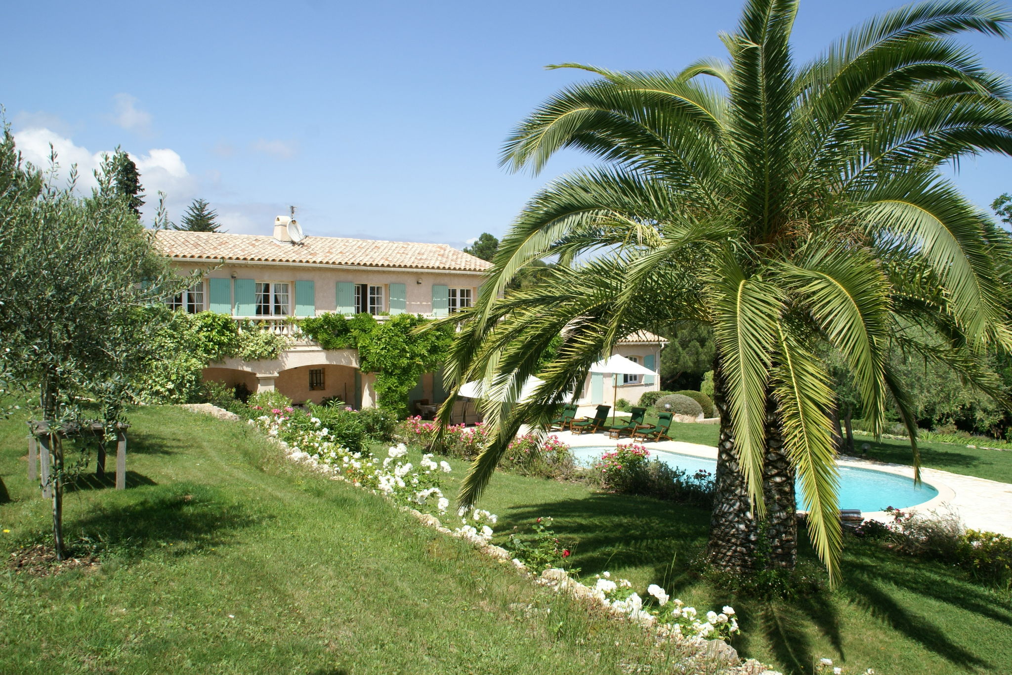 Prachtige villa met verwarmd zwembad, airco en grote omheinde tuin met privacy.
