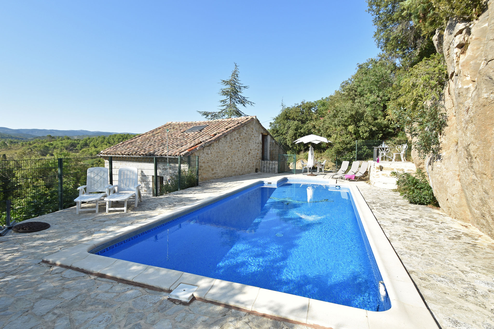 Schicke Ferienwohnung in Aigues-Vives mit privatem Pool