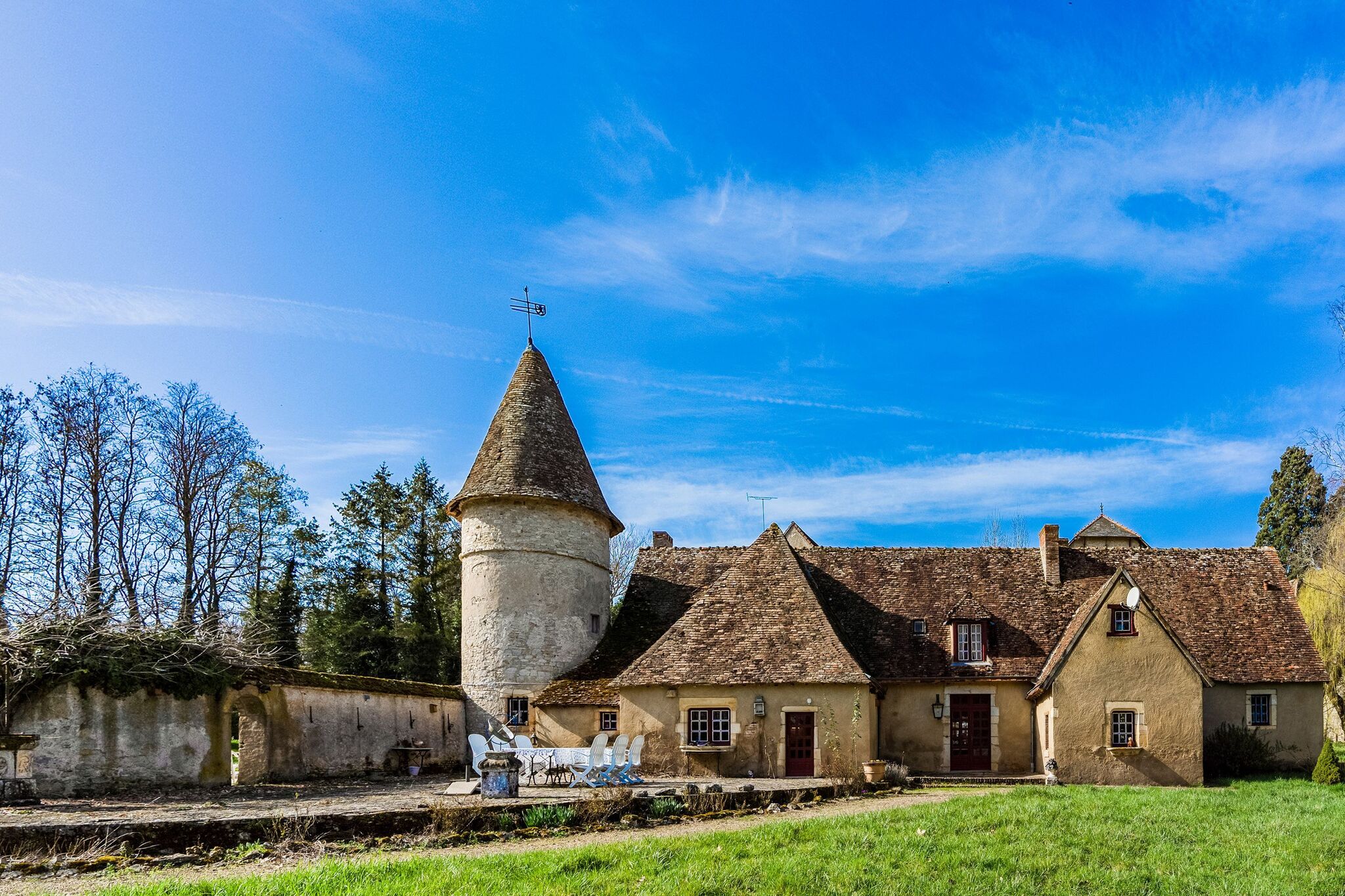 Schönes Schloss in Le Veurdre mit privatem Pool