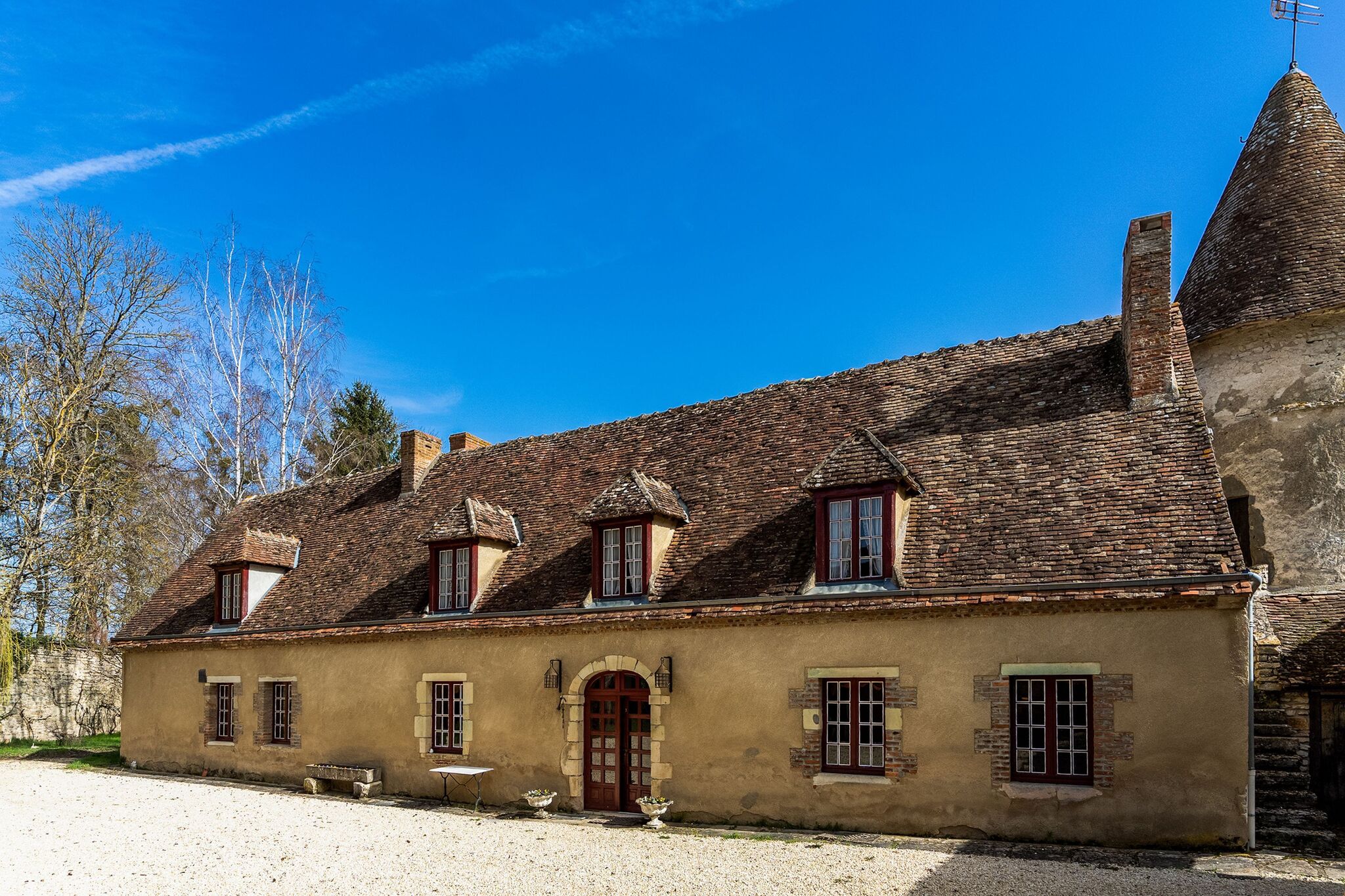 Beautiful Castle in Le Veurdre with Private Pool