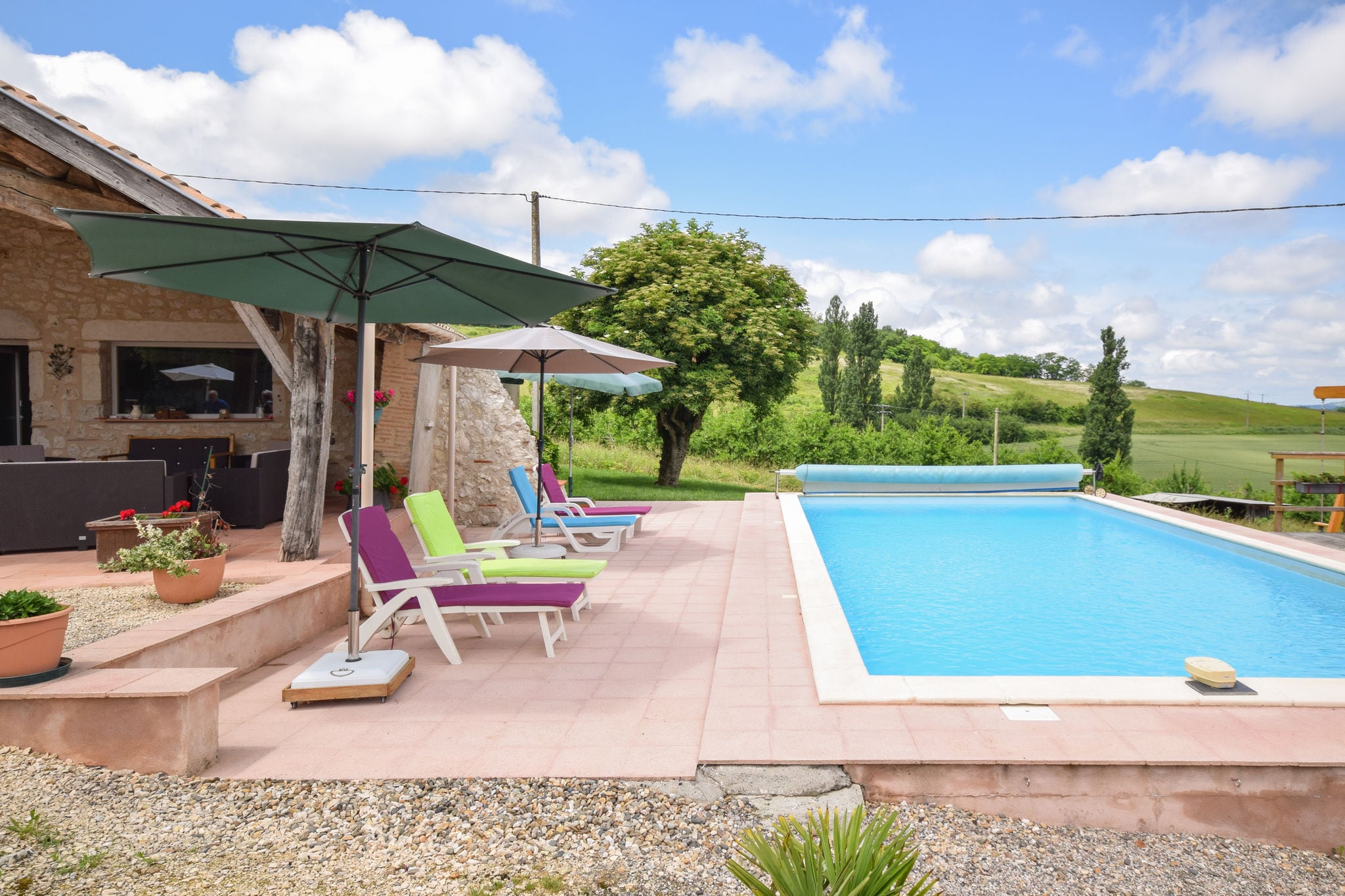Zeer ruime en gelijkvloerse villa met grote terrassen en verwarmd prive zwembad