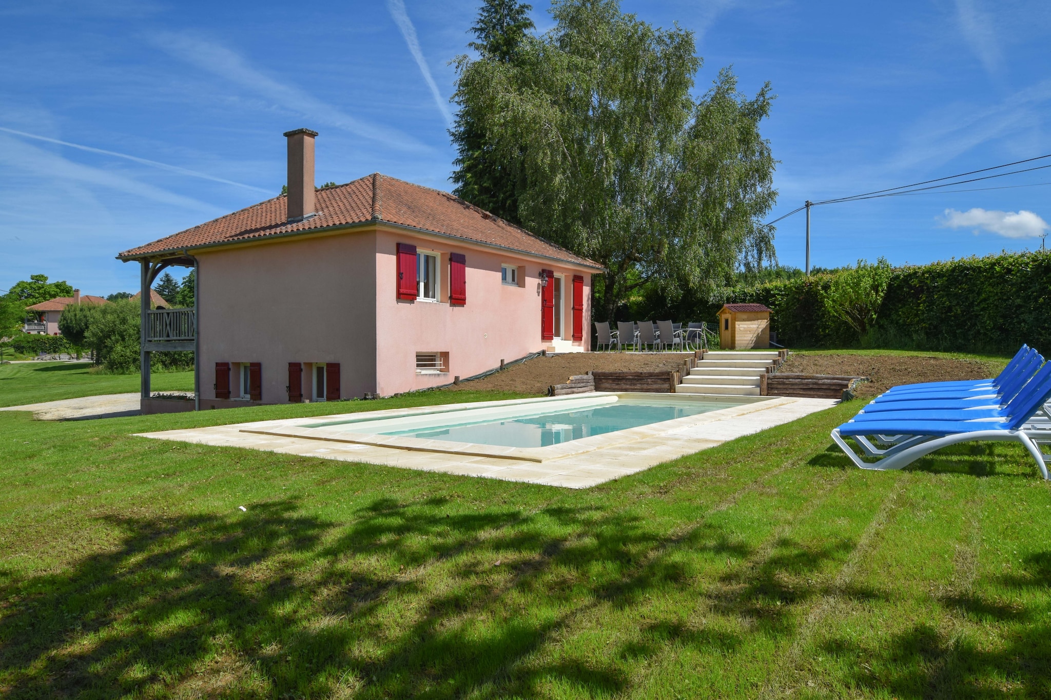 Maison individuelle avec une vue imprenable et une piscine privée chauffée.