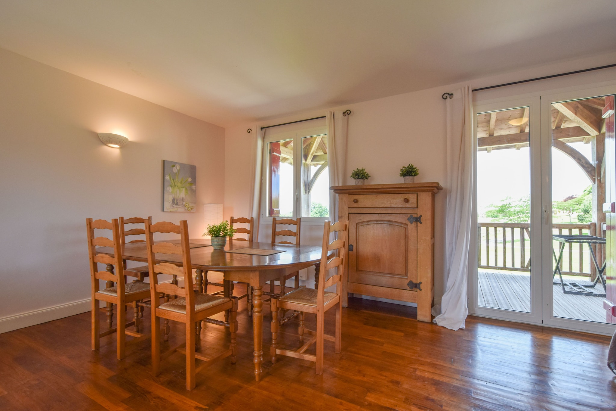 Maison individuelle avec une vue imprenable et une piscine privée chauffée.