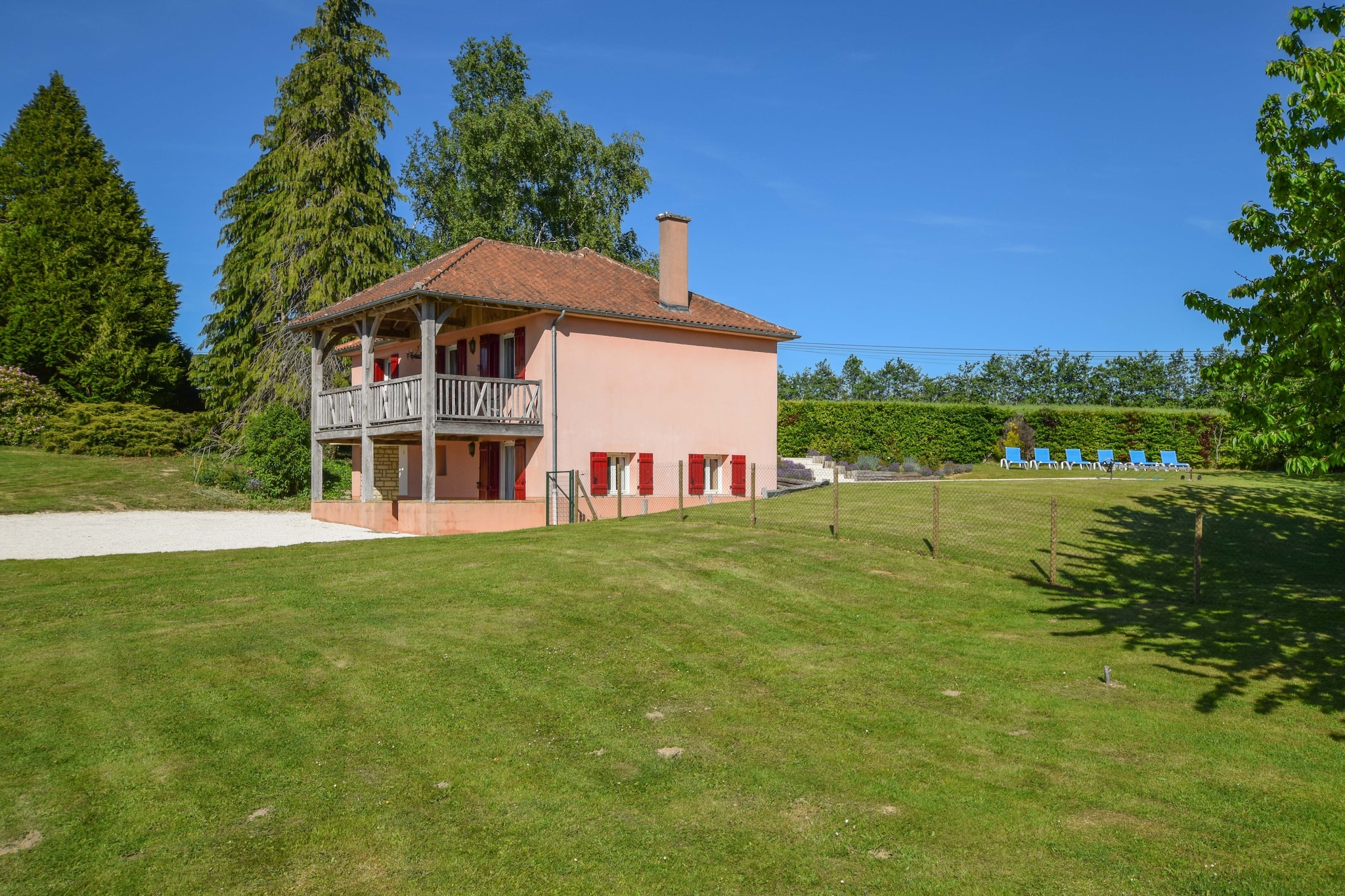 Maison individuelle avec une vue imprenable et une piscine privée chauffée.