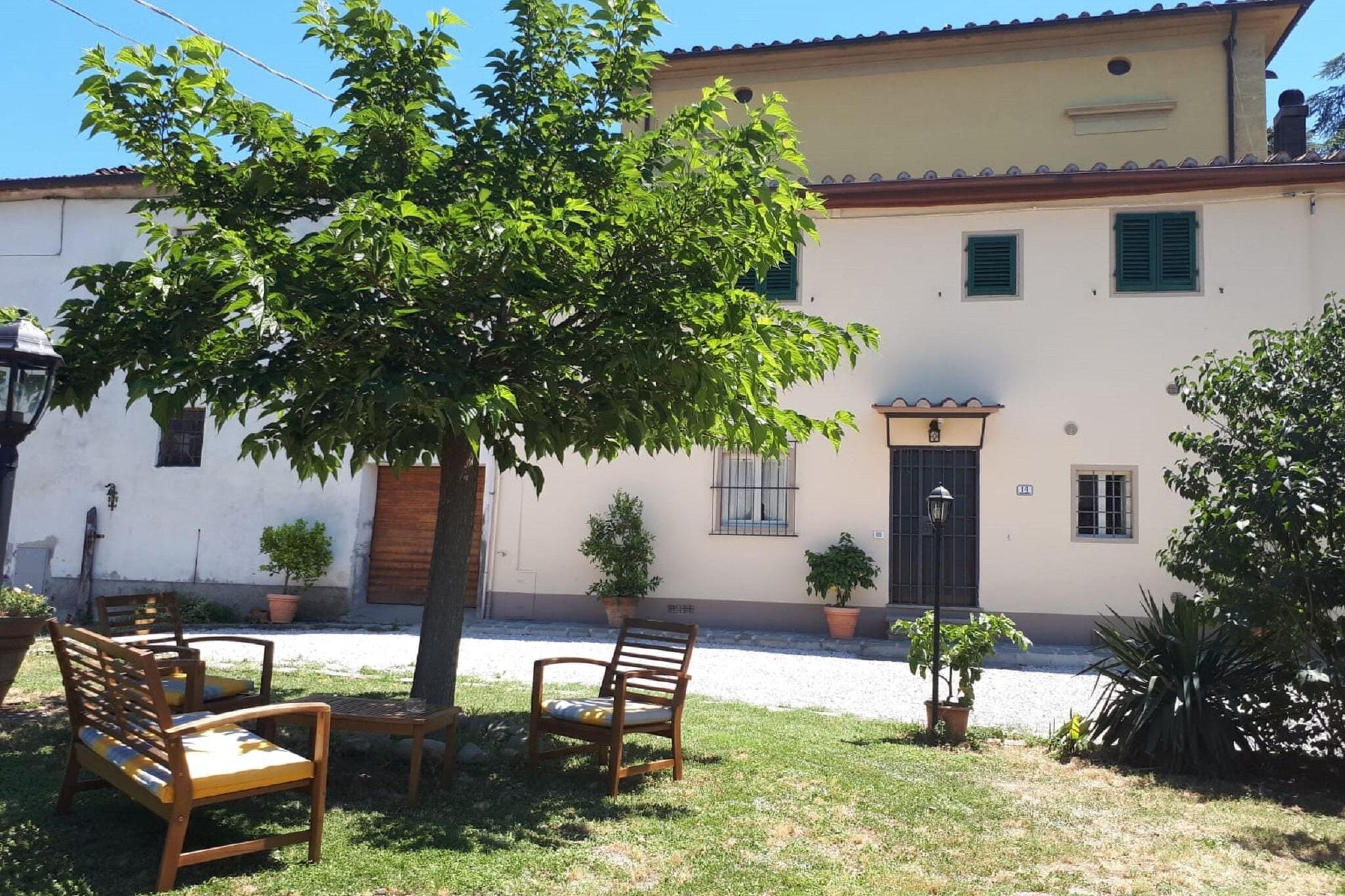 Comfortabel vakantiehuis in Pistoia met een tuin en terras