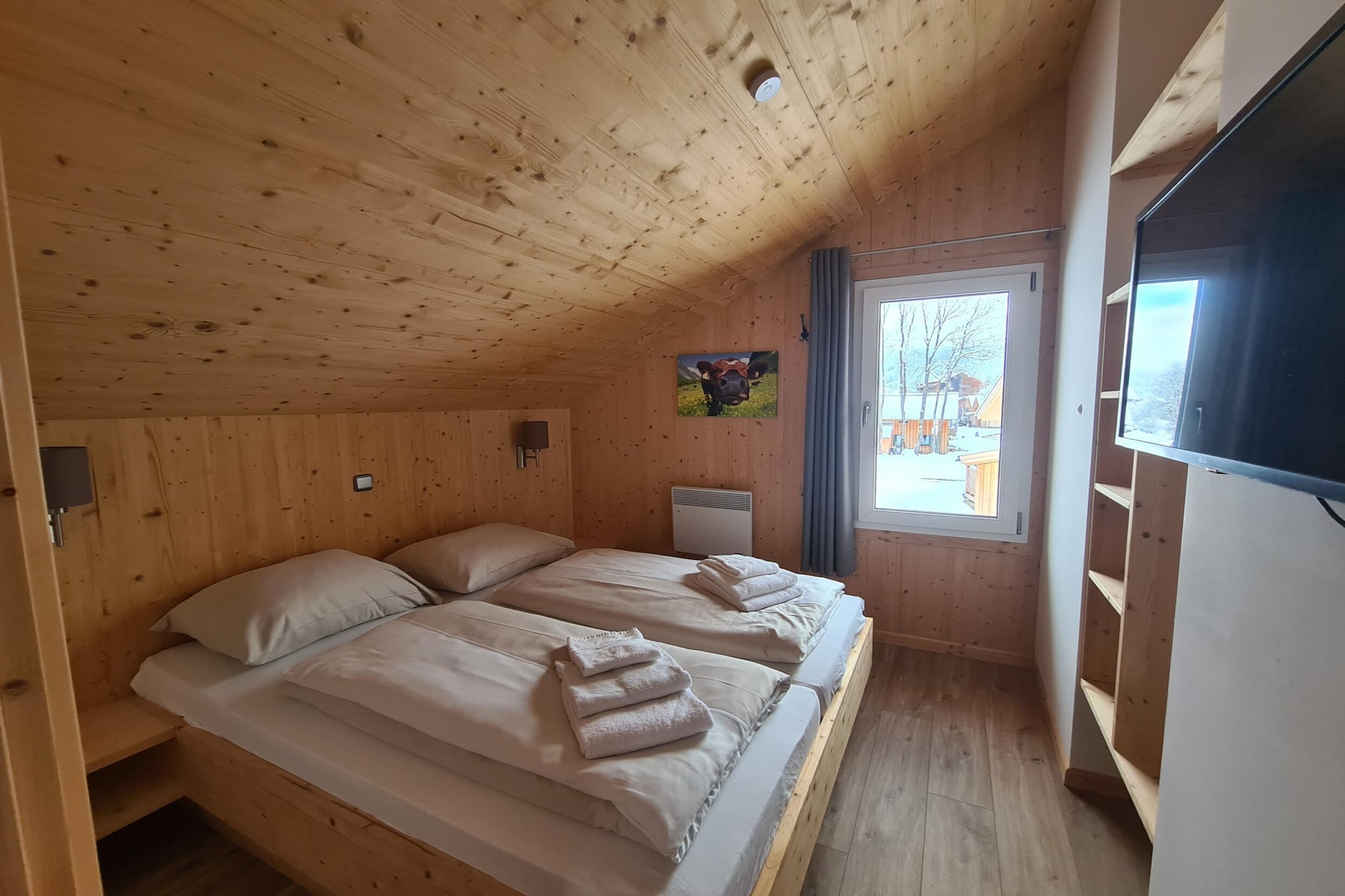 Ground floor: (Living room(TV, gas fireplace), open kitchen(electric kettle, toaster, cooker(ceramic), coffee machine(filter), oven, grill, dishwasher, fridge-freezer, dishes and cutlery(Bowls, chopsticks, plates, cups, etc.)), bathroom(shower, sauna, washbasin, toilet), Internet access)\n\nOn the 1st floor: (bedroom(double bed, TV), bedroom(double bed, TV), bedroom(double bed, TV), bedroom(single bed, bunk bed, TV), bathroom(bath tub, shower, washbasin, toilet, hairdryer))\n\nBubble bath, cot, heating(electric, central), terrace, BBQ, parking, children\'s bed, high chair, Charging post for electric cars