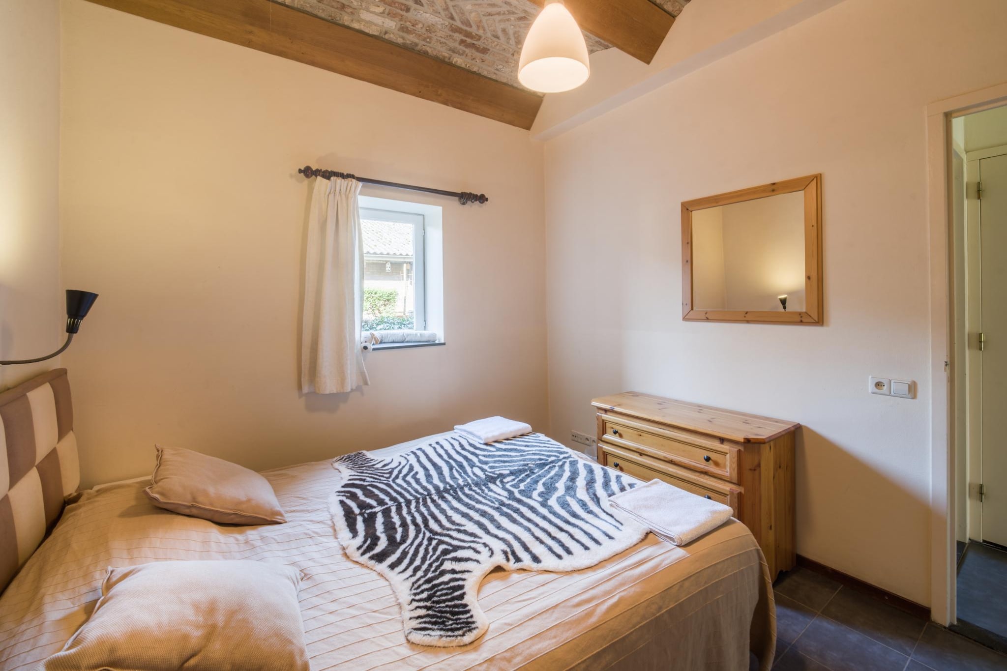 Ground floor: (Living room(TV, seating area), open kitchen(cooker(4 ring stoves, ceramic), coffee machine, oven, microwave, dishwasher, fridge-freezer, dishes and cutlery, Cooking basics), bedroom(2x single bed(80 x 210 cm)), bedroom(single bed(80 x 220 cm), single bed), bathroom(shower, washbasin, toilet))\n\nheating(central), terrace(private), garden(shared with other guests), garden furniture, play equipment, children\'s bed, high chair, playpen