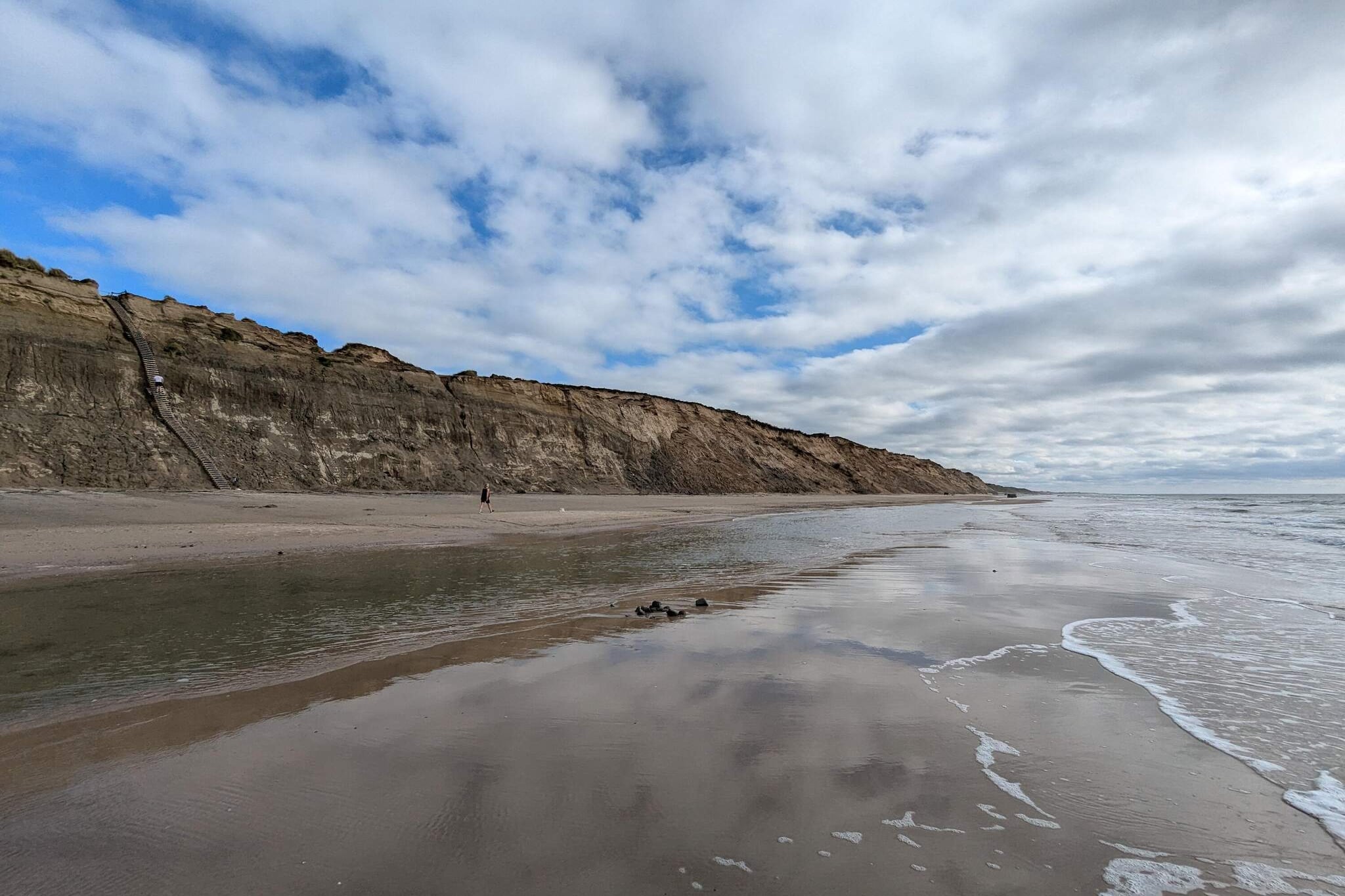 Cottage with sea views from the large plot. The cottage is located between Løkken and Lønstrup in the fantastically beautiful nature and with path directly to the beach, only approx. 200 meters away. The house contains a large, bright living room in open connection with the kitchen. There is a double bedroom and two single rooms (pull-out beds). Bathroom with shower. There are 2 exits to cozy terraces where you can find shelter and the good meals on the grill can be enjoyed. Not for rent to youth groups.
A refundable deposit might be charged closer to your check-in date. This deposit covers utilities consumed during your stay and any additional services that may be taken. The final amount will be adjusted based on actual meter readings, actual usage of extra services, and any remaining balance will be refunded within 21 days after checkout.