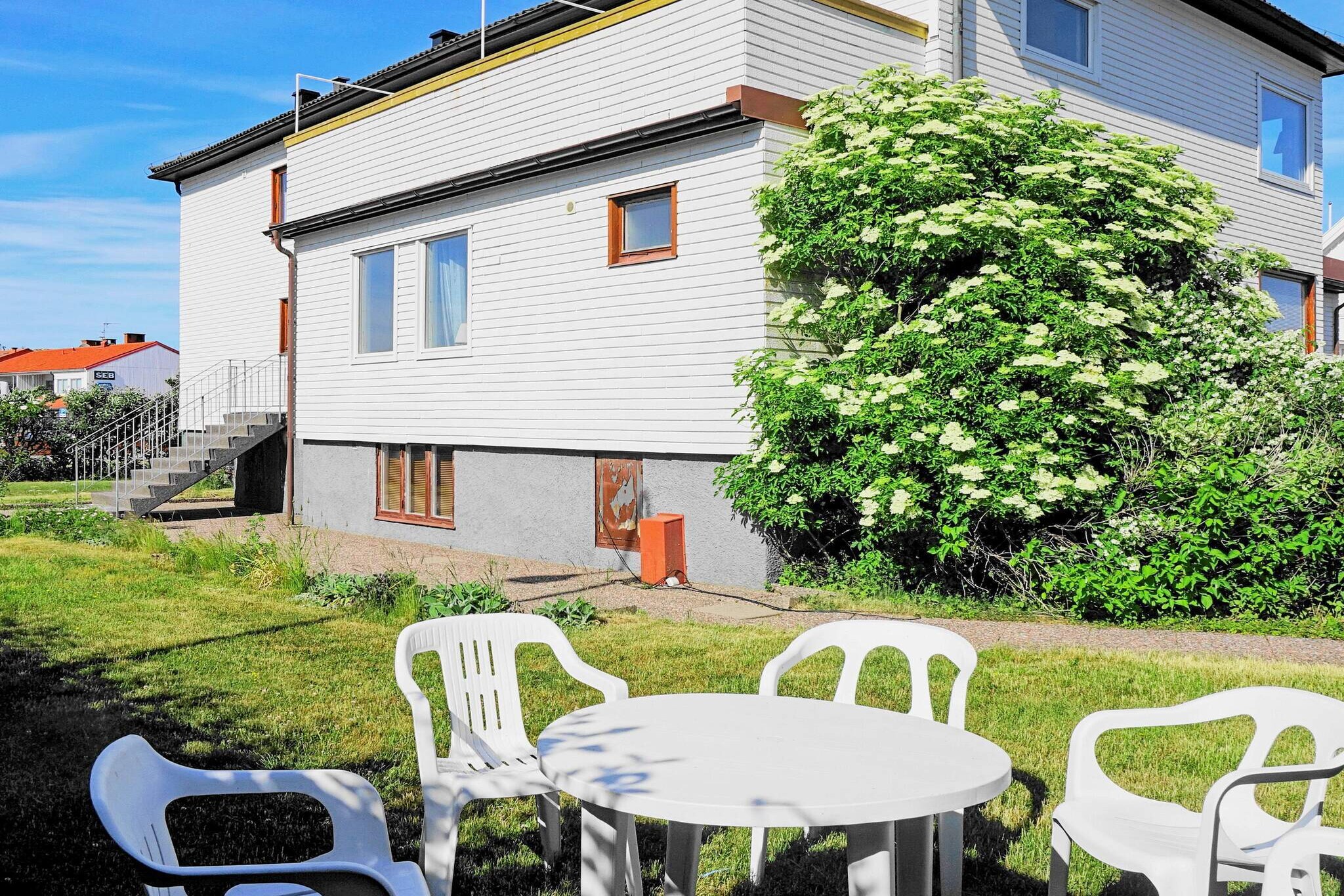 Roomy accommodation with high standard and ocean views on a central location in SkÃ¤rhamn on western TjÃ¶rn. Here you'll have beaches, shops and entertainment within walking distance. Your large apartment is on the top floor and you have a garden with outdoor furniture at your disposal. There's plenty of lounge areas in the house, as well as a fireplace and dining area with gorgeous ocean views. The kitchen features all appliances you may need. From here you can explore the beautiful archipelago communities such as KlÃ¤desholen and Kyrkesund.