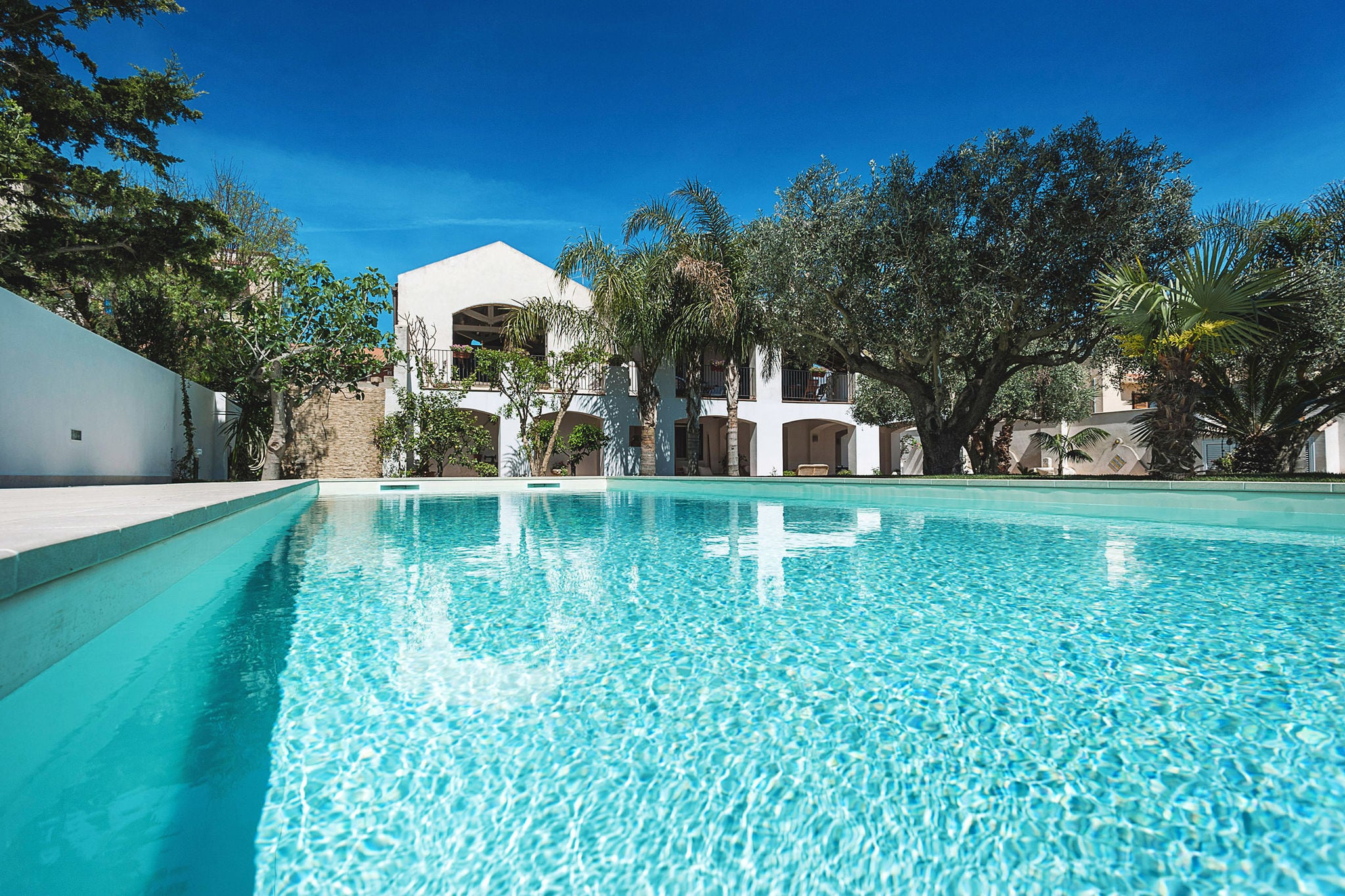 Appartement moderne dans grande villa avec piscine et jardin