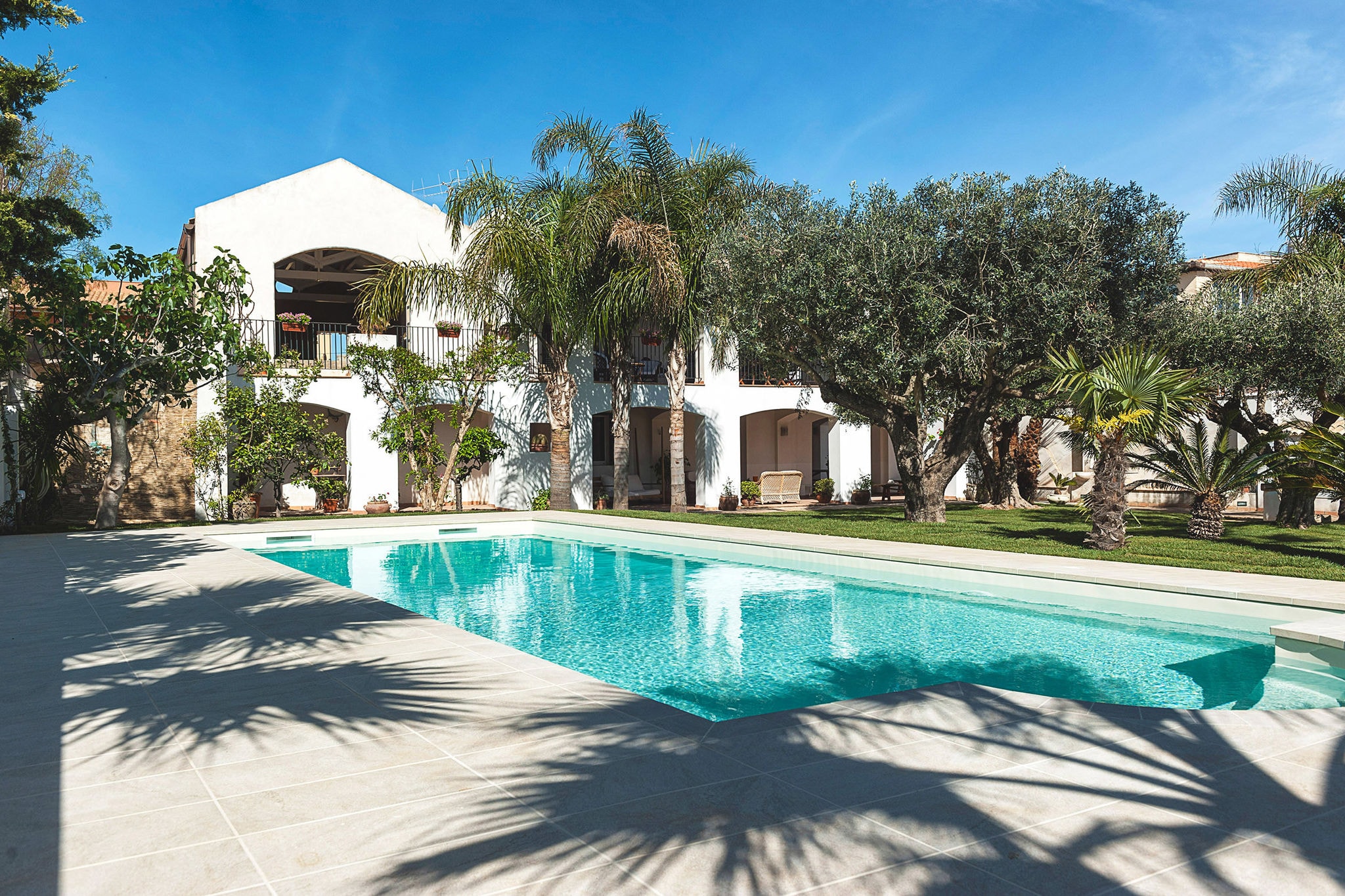 Moderne Wohnung in geräumiger Villa mit Pool und Garten
