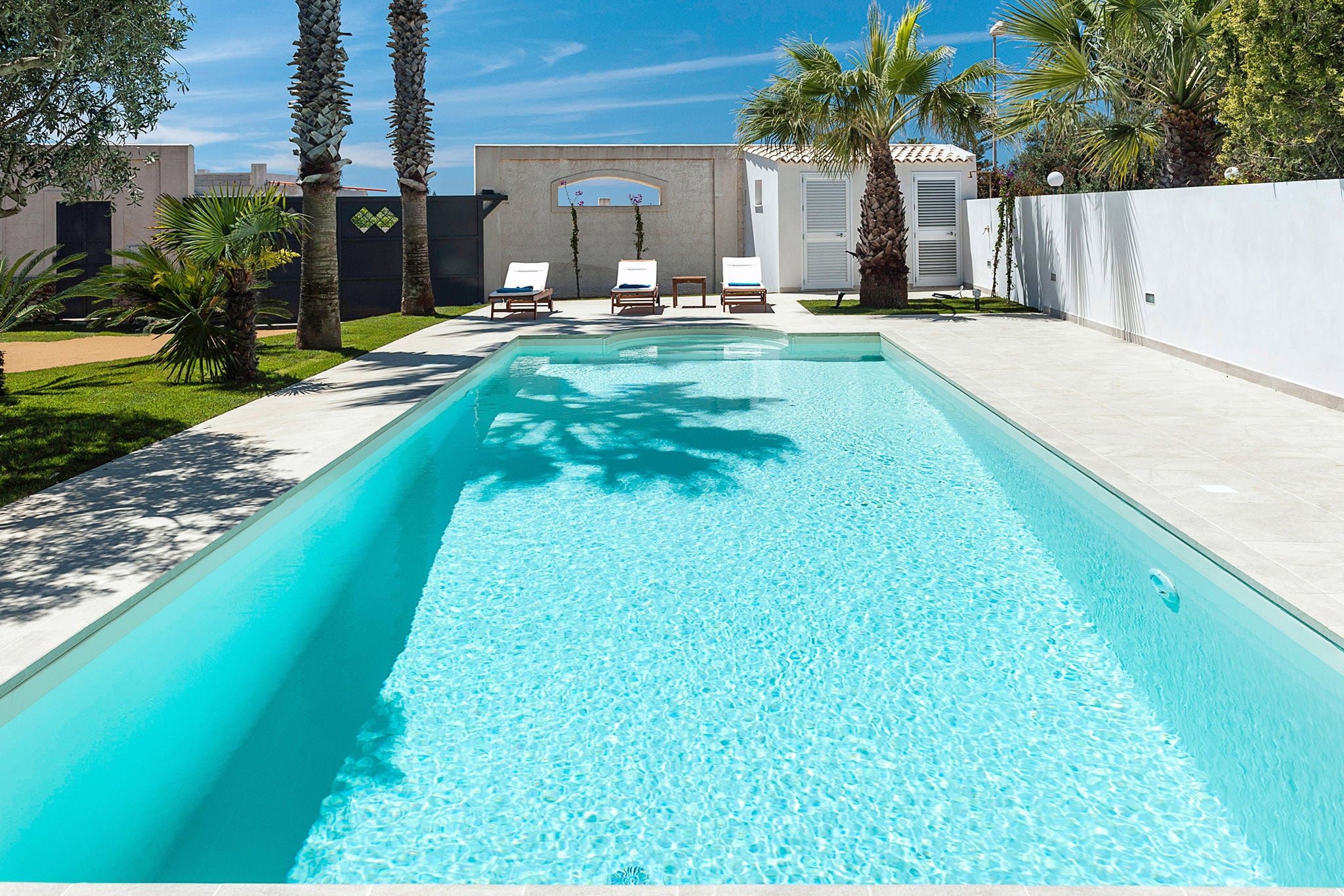Appartement moderne dans grande villa avec piscine et jardin