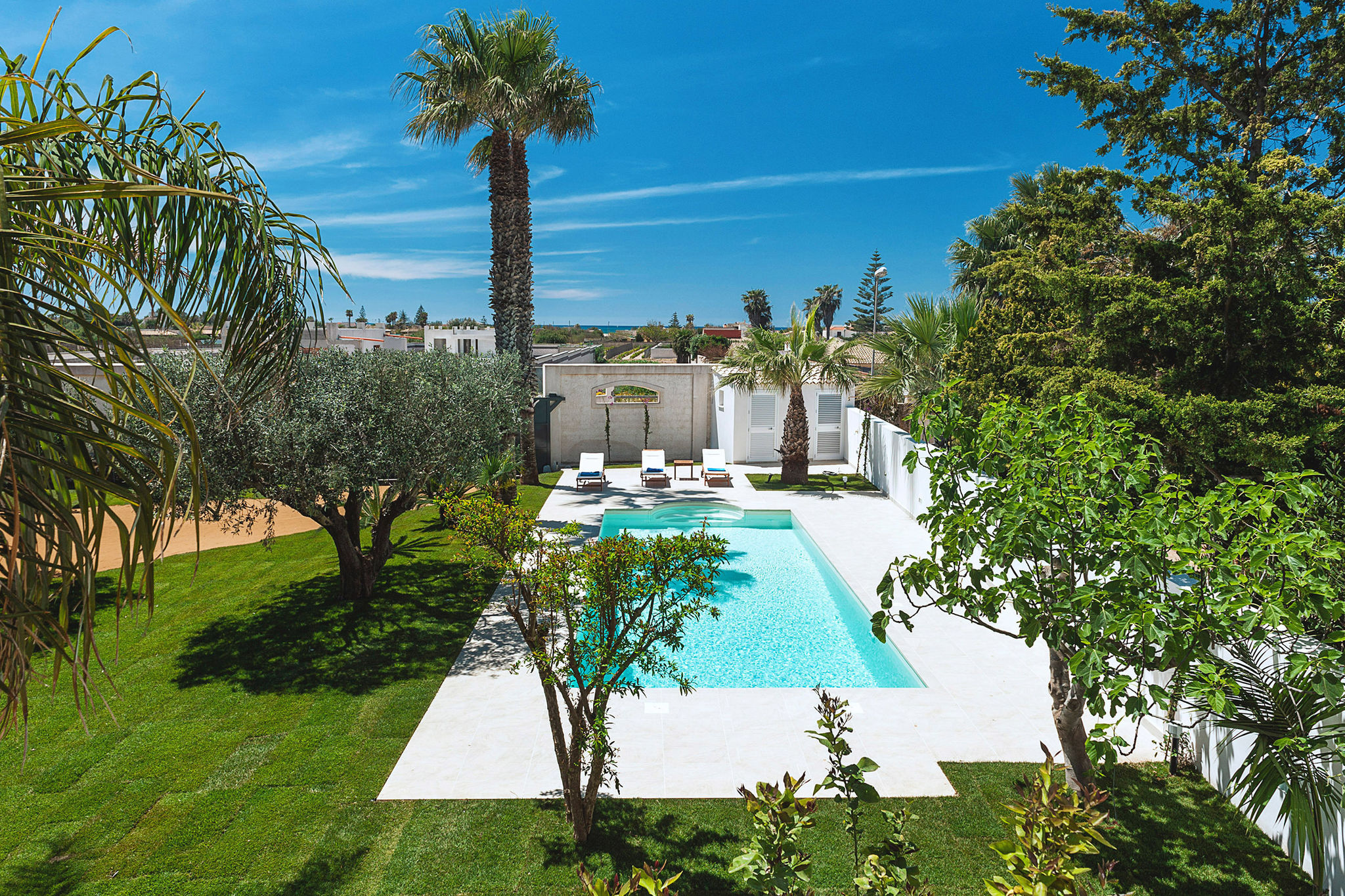 Elegant appartement in een villa, met zwembad en tuin, op enkele km van zee!