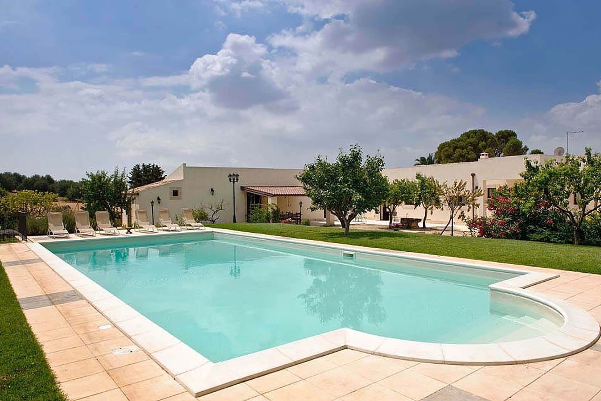 Oude résidence op het platteland met zwembad, in het hart van barok Sicilië