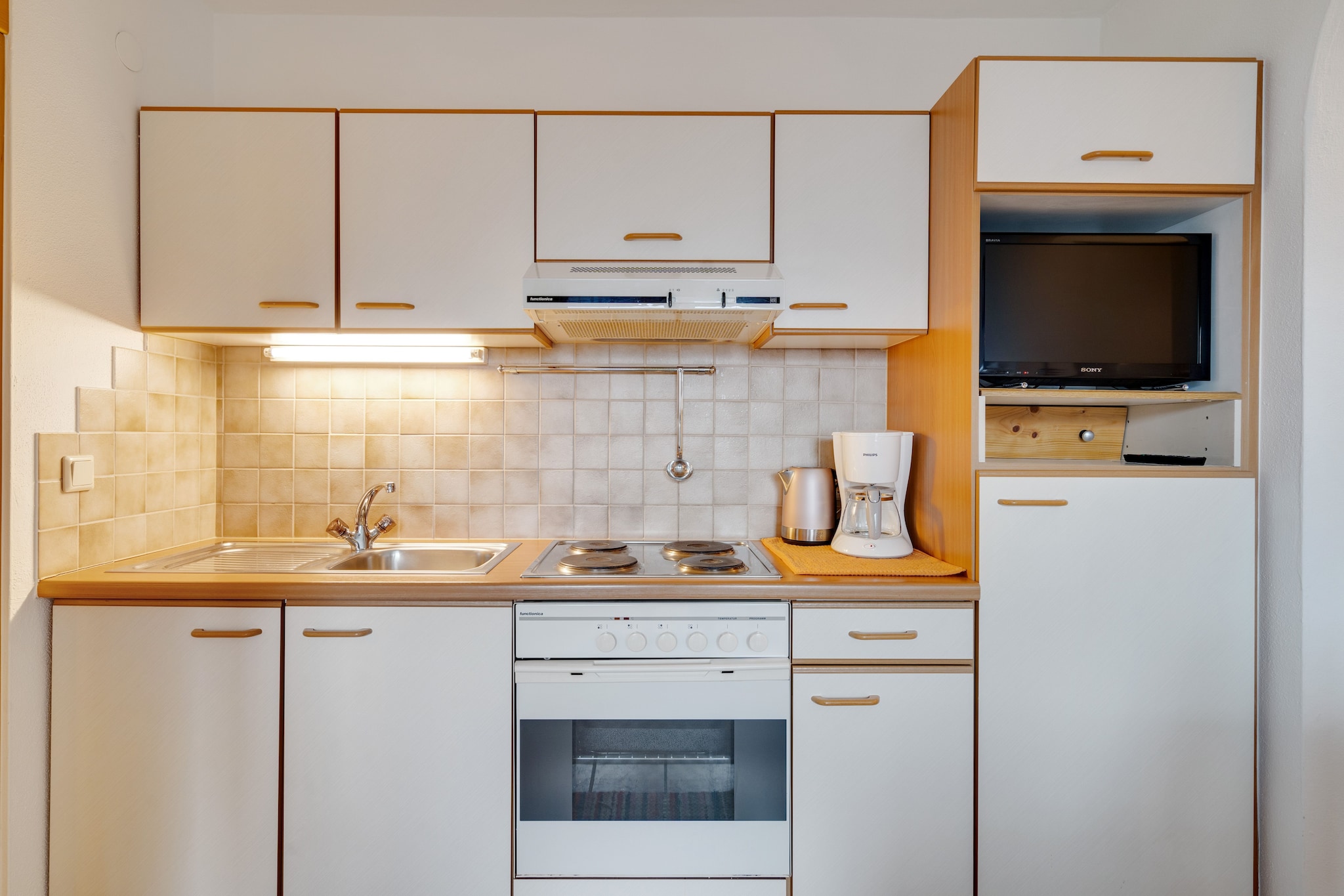 On the 2nd floor: (hall, Large kitchen(TV(flatscreen, satellite), hob(4 ring stoves, ceramic, electric), electric kettle, hood, coffee machine, oven, fridge-freezer), bedroom(double bed), bathroom(shower(unit), washbasin, toilet, hairdryer))\n\nski storage, ski boot heaters, balcony, heating(central), garden furniture, parking, parasol