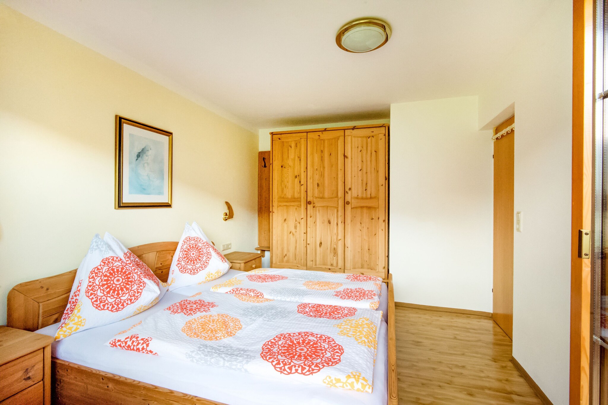 On the 2nd floor: (hall, Large kitchen(TV(flatscreen, satellite), seating area, electric kettle, cooker(4 ring stoves), hood, coffee machine, oven, fridge-freezer), bedroom(double bed), bathroom(shower(unit), washbasin, hairdryer), toilet)\n\nski storage, ski boot heaters, balcony, heating(central), garden furniture, parking, parasol, children\'s bed