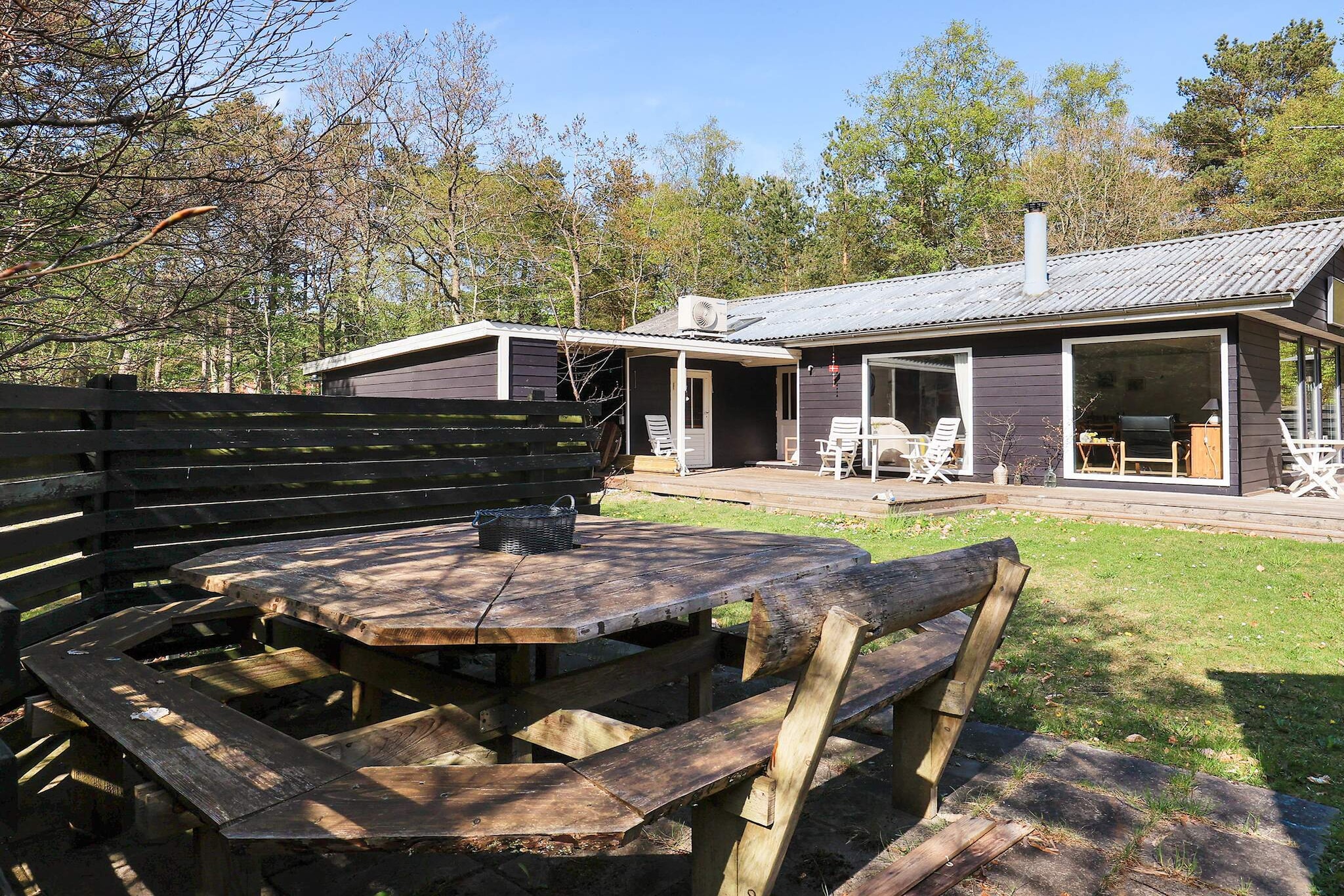 Cottage located a few minutes walk from the water in a quiet cottage area. The living room is in open connection with the kitchen and with access to a covered terrace. There are two double rooms and 1 room with 1 single bed and 1 bunk bed as well as a bathroom. In the annex there is a room with 2 single beds and a large bathroom. The cottage is located on a large natural plot with plenty of space for play. Not for rent to youth groups.