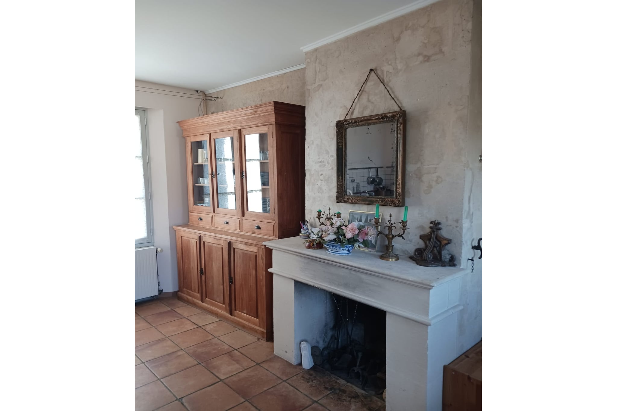 In the hills of Compiègne, this is a pleasant 4-bedroom mansion in Machemont that has an outdoor kitchen and a shared garden. You have plenty of options to enjoy outdoor living. The mansion is suitable for a 5-member family with children or a group of friends.
The holiday home is situated amidst the greenery, in the middle of the Forêt Domaniale de Laigue. Walking, hiking, biking, horseback riding, fishing, golfing, and water sports are possible here. Restaurants, supermarkets, and the town center are at 3 km. Matz Lake is 2 km away. If you're looking for a cultural day, you can even easily visit Paris, 70 km away.
In the tastefully furnished living/dining room, there is a cozy fireplace. There is a well-equipped kitchen to prepare meals of your choice. You have a private garden with fruit trees, beautiful shrubs, and flowers to relax in the fresh air. A barbecue is present to make the evenings memorable. Please note: Parties are not permitted at this property.