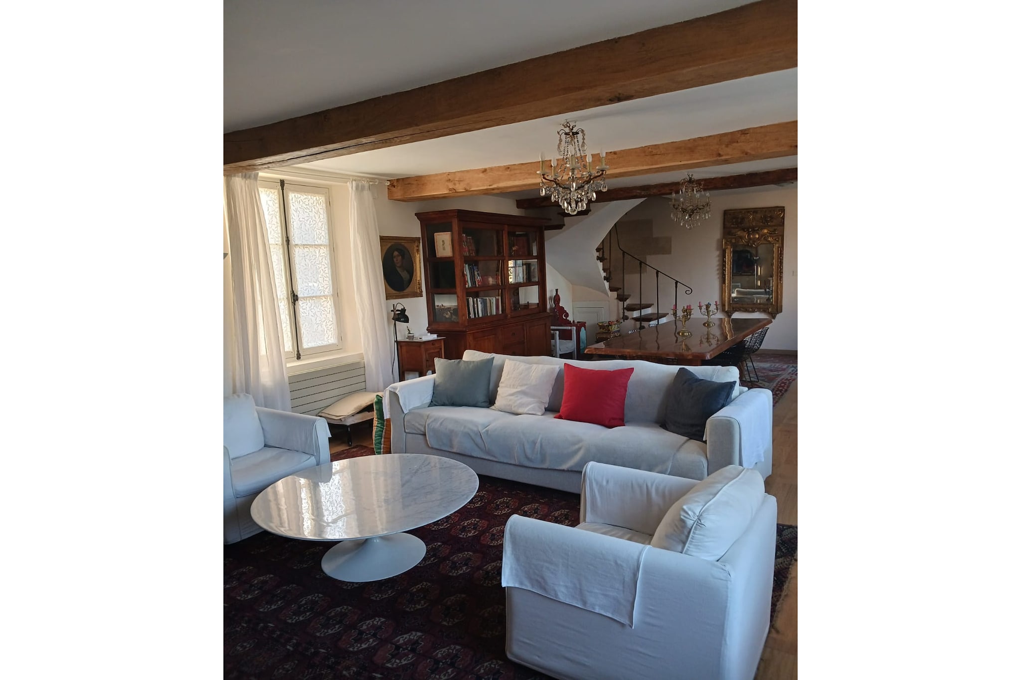 Ground floor: (Living room(fireplace), Kitchen(dining table, fireplace, cooker(gas), dishwasher, fridge, freezer), bedroom(single bed(90 x 200 cm)), bathroom(shower, toilet))\n\nOn the 1st floor: (bedroom(double bed(140 x 200 cm)), bedroom(single bed(90 x 200 cm), bunk bed), bedroom(single bed(90 x 200 cm), single bed(90 x 200 cm), single bed), bathroom(bathtub with shower, toilet))\n\noutdoor kitchen, garden(shared with other guests), garden(private), BBQ