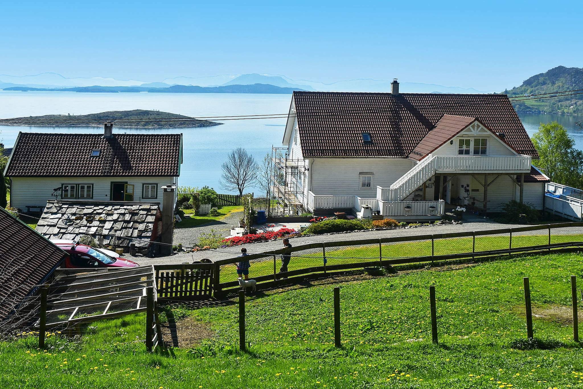 Holiday apartment on the first floor, with a fantastic panoramic view over the Husnesfjord and the entrance to the Hardangerfjord, from the balcony. Farm with sheep and goats. The holiday apartment has a large combined living room/kitchen with a great fjord view. The living room has large windows facing the fjord and a balcony door to the balcony. 2 large bedrooms with a double bed and extra double sleeping space in each of the bedrooms. The holiday apartment has one bathroom with a shower cubicle. The nearest neighbor is holiday apartment 66866, which is located on the lower floor. TV with German/Nordic/international channels via Altibox. Long shallow bathing beach with pebbles 200 m from the holiday apartment. The plot is 1,000 square meters and is shared between holiday apartments no. 66866 and 66867. Grocer 10 km and the nearest town, VÃ¥ge, 30 km from the holiday apartment. Distance to the car park is 20 m. On the farm, they raise sheep and goats. Tysnes municipality invites you to both cycle tours and hikes in easy terrain. Good conditions for picking berries and gathering mushrooms. Marked hiking trails. Very good starting point for day trips to most of the attractions in Hardanger, Bergen and the rest of Hordaland. Day trips to The Barony in Rosendal and Folgefonna Summer Ski Centre, where you can ski in summer clothes, are recommended. From February there is a lot of herring, cod, pollock and ling in the fjord and from June the mackerel arrive. Good fishing opportunities. Distance to the Husanesfjord and the boat: 200 m. Filleting place with covered roof, light and water. Boat for rent: Sting 535 Pro 18 foot boat with 40 HP Evinrude 4 stroke engine, 8 rod holders, Garmin Ecomap 62 cv Plus chart plotter/GPS/sounder. Life jackets included in boat hire. 100 l freezer in each of the apartments, the rest of the freezer capacity is accessible. Boat for hire between week 18 and 42. The owner has a payment terminal for credit cards etc.