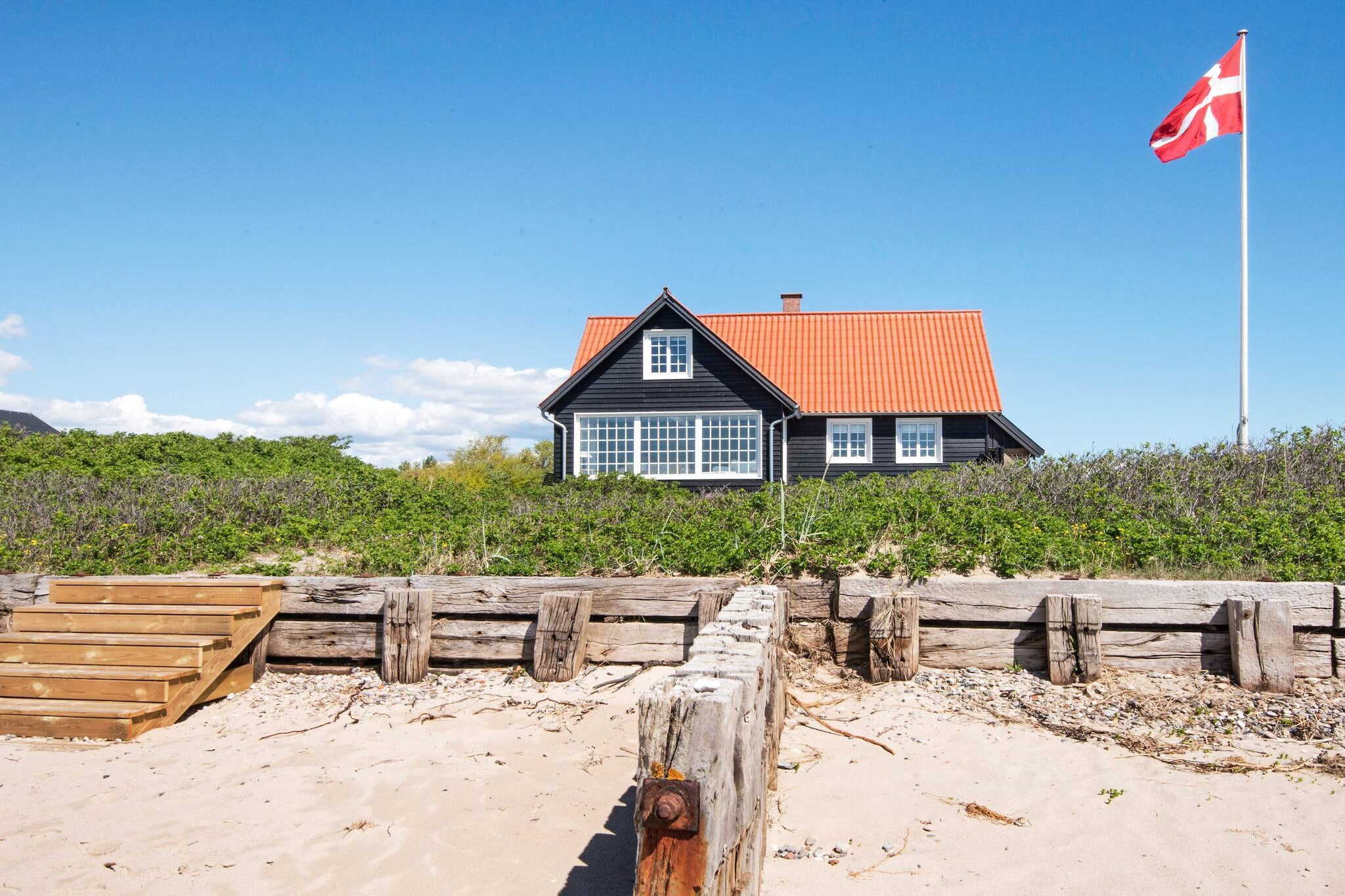 open kitchen(cooker(electric), hood, coffee machine, dishwasher, fridge, freezer(100-139L), washing machine), Living/bed room(TV(german television channels, danish TV channels (DR1 and TV2))), bedroom(double bed), bedroom(double bed), bedroom(single bed), bathroom(bathtub or shower, washbasin, toilet), heating(electric), terrace, BBQ