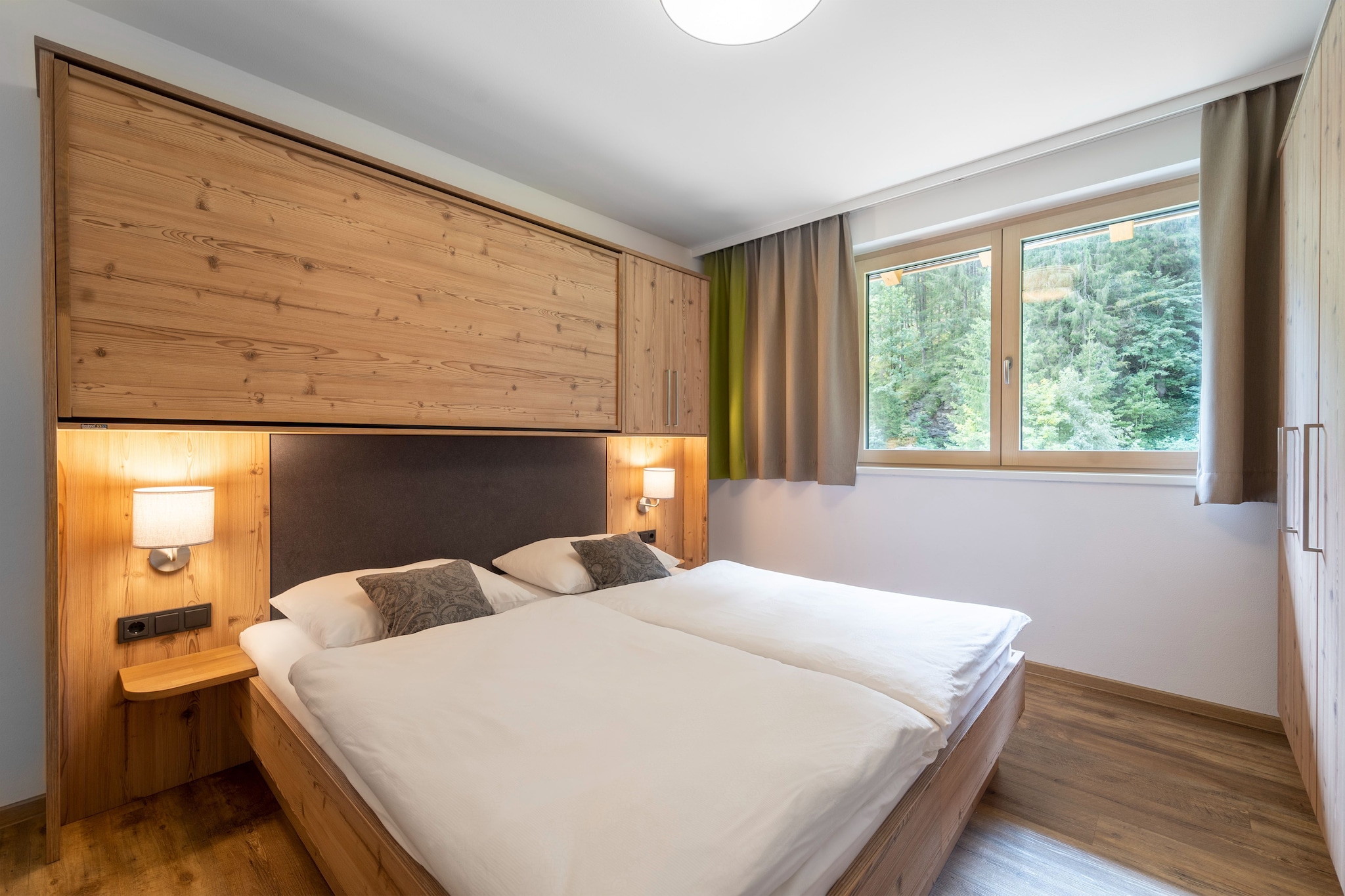 On the 1st floor: (open kitchen(electric kettle, cooker(2 ring stoves), coffee machine(filter), oven, fridge-freezer), Living/bed room(double fold-away bed, TV, balcony), bathroom(shower, washbasin), toilet)\n\nrelaxation area(shared with other guests)(shower, 2x sauna, toilet, deckchairs), ski storage(ski boot heaters), bicycle storage, parking