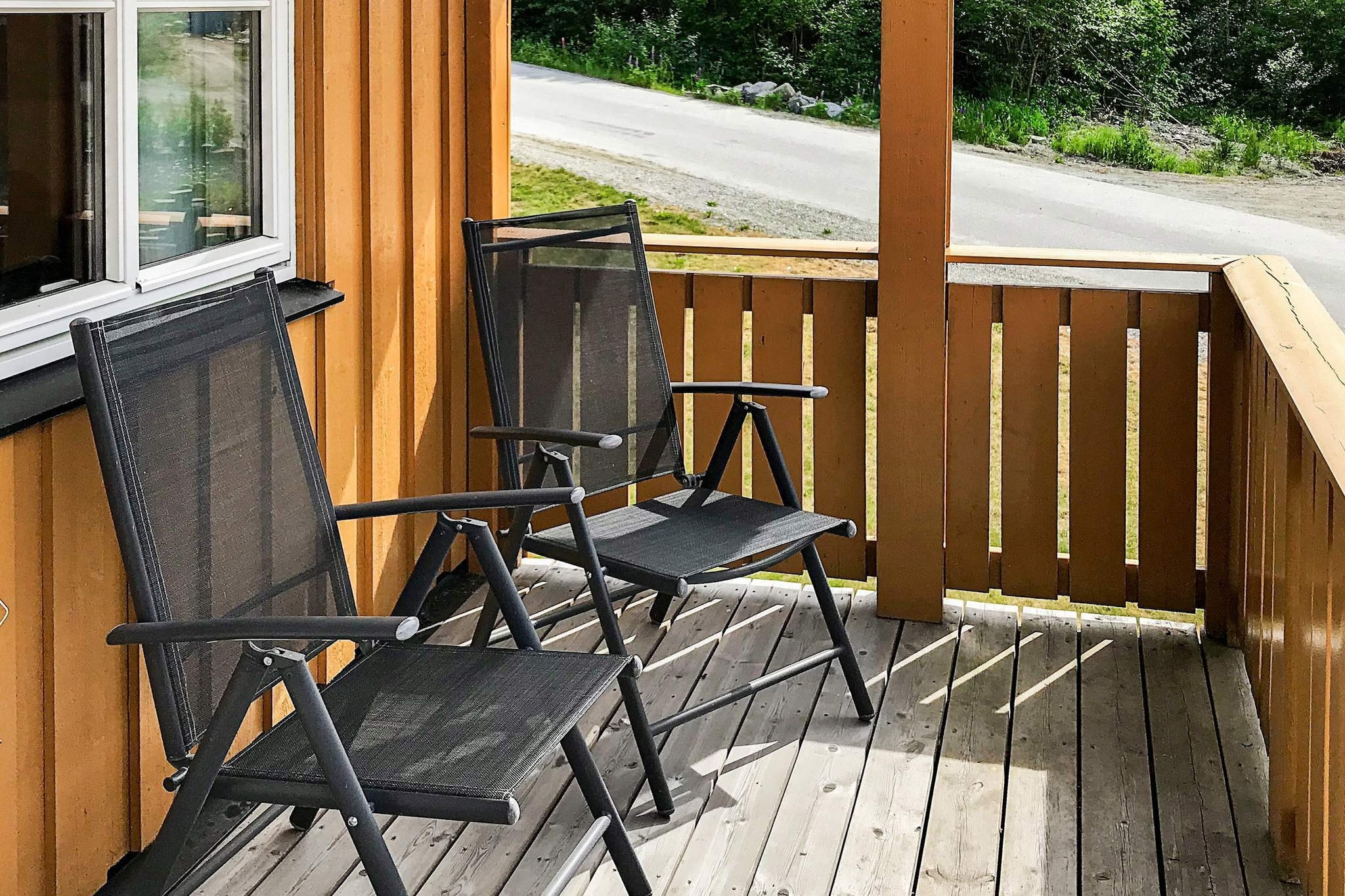 Nice holiday apartment on the golf course at Voss, with views of beautiful mountains and proximity to the center of Voss. In the cozy living room there is a wood stove with glass for evening relaxation after a long day in the fresh air and fantastic nature, either on the golf course, hiking, or skiing. TV in the living room with Riks-TV for Norwegian and international TV channels. The flat does not have internet. One bedroom has a family bunk bed with 120cm and single upper bunk. On the terrace there is outdoor furniture that seats 4 people. Parking right by the apartment both summer and winter season. The apartment is located 8 km from Voss, 110 km from Bergen and 60 km to Sogn. The hiking season starts at the end of June, and the options are almost endless. Challenge yourself on a demanding hike to a mountain top with a view of the fjord landscape, or go for an easier walk on the mountain plateau Vikafjellet. A trip to Modalen and Eksingedalen on idyllic narrow rural roads is recommended. Take a bike ride around Vangsvatnet, or to Tvindefossen where you cycle along 4 idyllic lakes along the country road. During the summer season, you could try tandem paragliding or tandem skydiving, if the weather allows it. Flying in the wind tunnel a good alternative. 6 km to the winter sports resort Voss with many downhill and cross-country trails. Voss is the winter capital of Western Norway, located in the heart of Fjord Norway. With two alpine ski centers and a cross-country ski resort, this is the perfect place for real winter fun! Here you can choose from a total of 20 lifts, more than 40 groomed slopes and 25 km of groomed cross-country trails while enjoying the view of the beautiful fjord landscape. Separate slopes adapted for children. The possibilities are many, and there are marked trails adapted for both short trips and long day trips. Please note that the apartment is located on the first floor with no elevator.