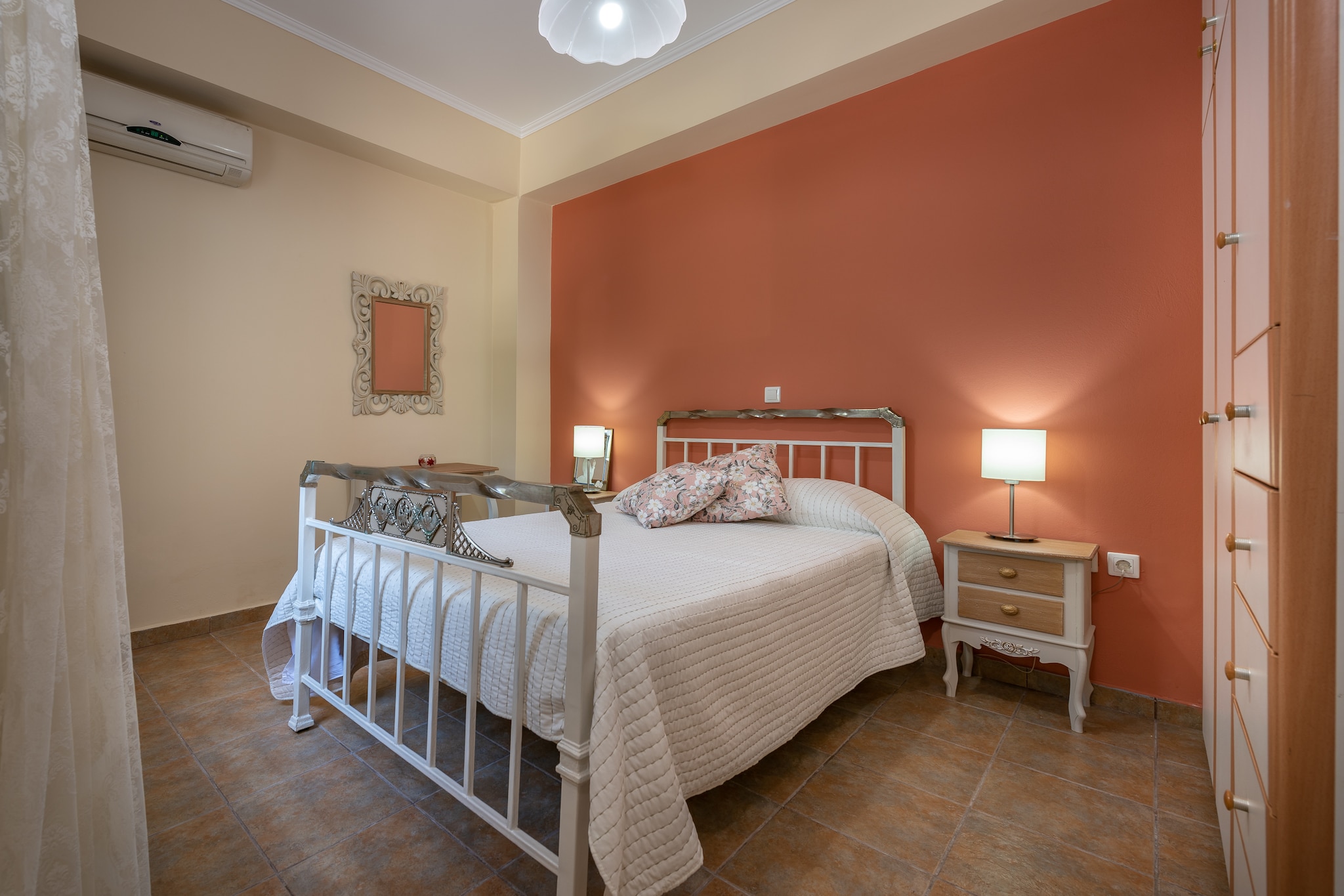 Ground floor: (Living room(TV, fireplace, radio, CD player), Kitchen(dining table, electric kettle, toaster, cooker(4 ring stoves), coffee machine, oven, fridge-freezer, washing machine), bedroom(double bed, air conditioning), bathroom(shower, washbasin, toilet))\n\nOn the 1st floor: (bedroom(double bed, air conditioning), bedroom(single bed, double bed, air conditioning), bathroom(shower, washbasin, toilet))\n\nbalcony, patio, air conditioning, terrace, garden(private, fenced, 2000 m2), garden furniture, sun loungers, BBQ, parking, parasol, swimming pool(private,  8 x  4 m., opened from Apr upto and including Oct)