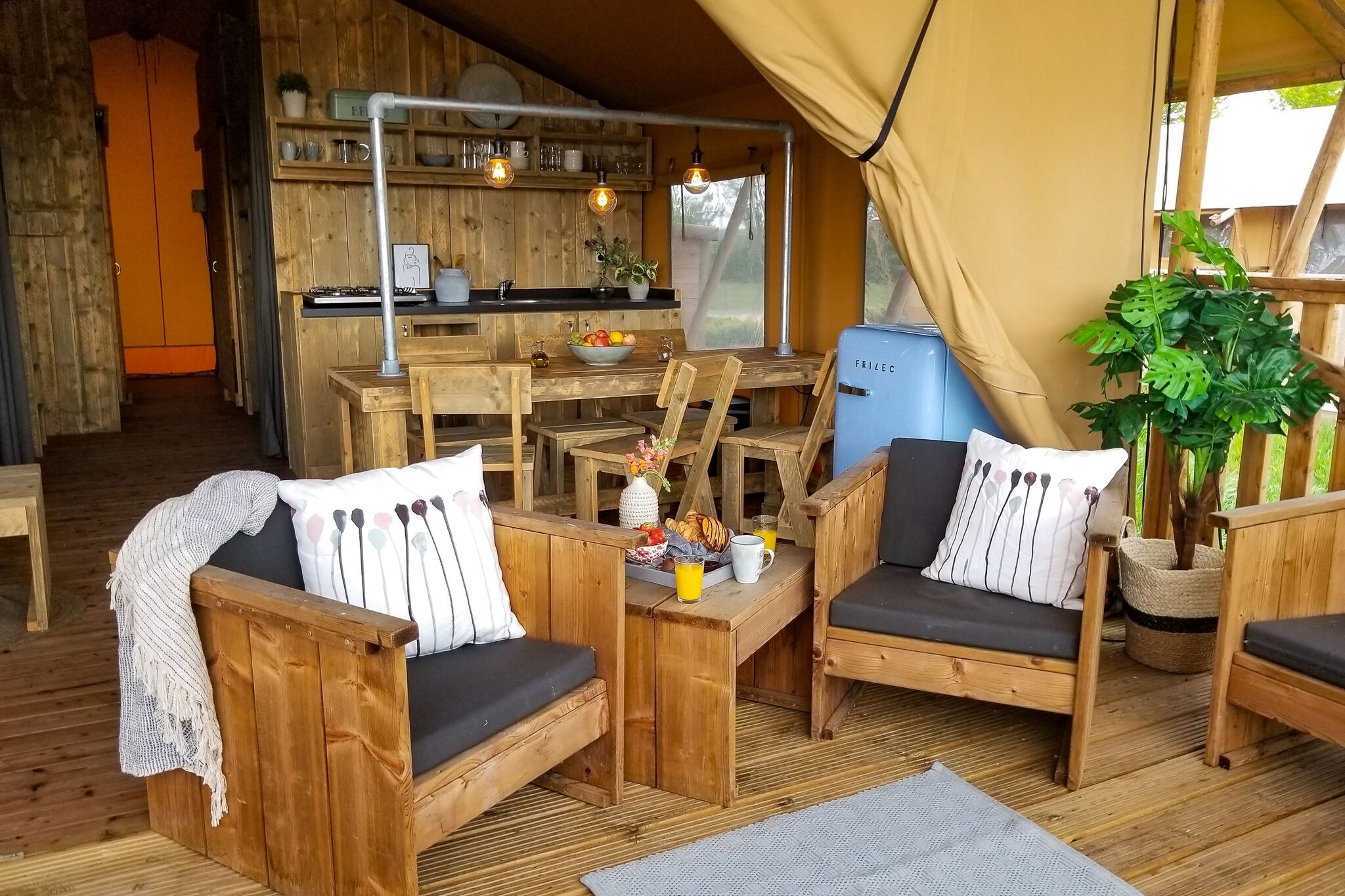 Glamping tent with kitchen near pond