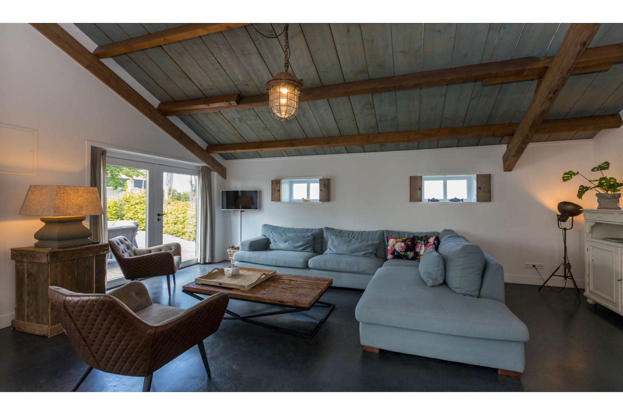 Tucked away in the peaceful polders just outside Vrouwenpolder, this elegant and spacious mansion offers a warm, welcoming retreat for families and mature groups seeking rest, nature, and connection. With room for up to 7 guests, the home is thoughtfully designed for comfort and relaxation—from the charming interior with cozy living spaces to the sunny terrace where long lunches and evening barbecues become cherished moments. The large, private garden invites lazy afternoons, while children can safely roam and explore in the fresh Zeeland air.
Only a short bike ride or stroll from the golden beaches of Vrouwenpolder, this location perfectly blends serenity with adventure. Explore the vast dunes of Oranjezon, take a scenic ride through winding coastal paths, or venture into the historic town of Veere with its picturesque harbor and artisan shops. Nearby activities range from tennis matches just a few kilometers away to local festivals and markets brimming with culture and charm. Whether you're here for quiet beach days or to discover Zeeland’s hidden gems, the possibilities are endless.
When it’s time to dine, you’ll be spoiled for choice. Enjoy Zeeland mussels or seasonal dishes at Restaurant Uitspanning Oranjezon, just 2 km away, or settle in for a cozy evening at De Heksenketel, where local flavors shine. This home isn’t just a place to sleep—it’s a place to slow down, reconnect, and savor every moment in one of the Netherlands’ most beautiful coastal regions.