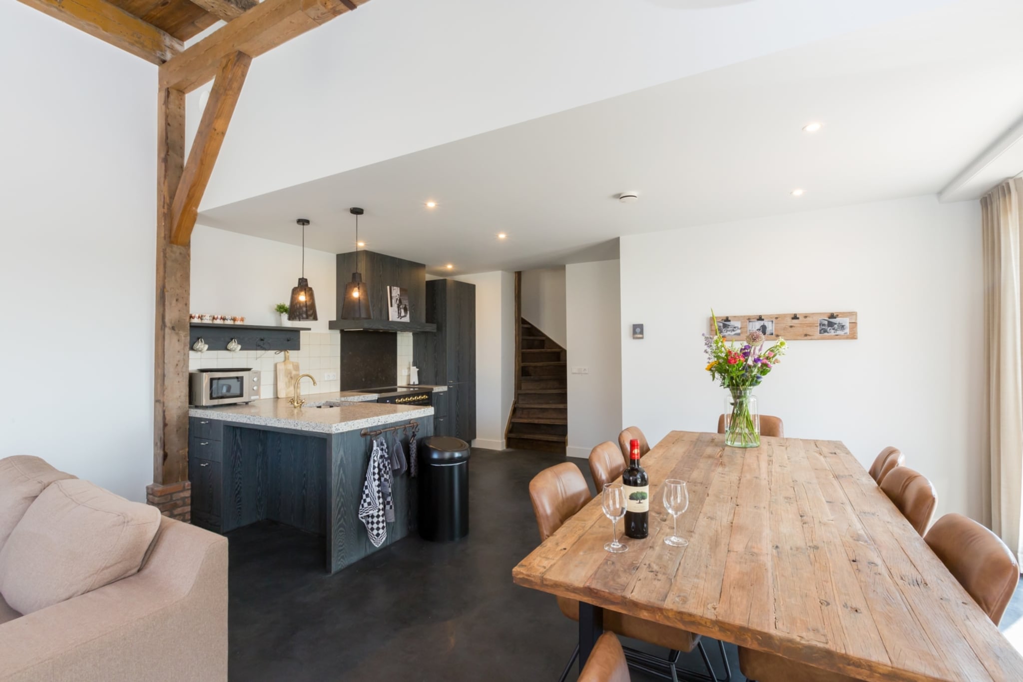 Ground floor: (hallway(toilet), Living room(TV(flatscreen, digital, smart TV), seating area(8 persons)), open kitchen(hob(gas), electric kettle, hood, coffee machine, oven, microwave, dishwasher, fridge-freezer), bathroom(bath tub, sun shower, washbasin, toilet))\n\nOn the 1st floor: (bedroom(single bed(boxspring), single bed(boxspring)), bedroom(single bed(boxspring), single bed(boxspring)), toilet)\n\nOn the 2nd floor: (bedroom(single bed(boxspring), single bed(boxspring)), Bedroom with bathroom(single bed(boxspring), single bed(boxspring), shower, washbasin))\n\ntumble dryer(shared with other guests), washing machine(shared with other guests), garden doors, terrace, garden(private, fenced, 80 m2), bicycle storage, garden furniture, BBQ, parking, high chair, ironing board, iron, Charging post for electric cars