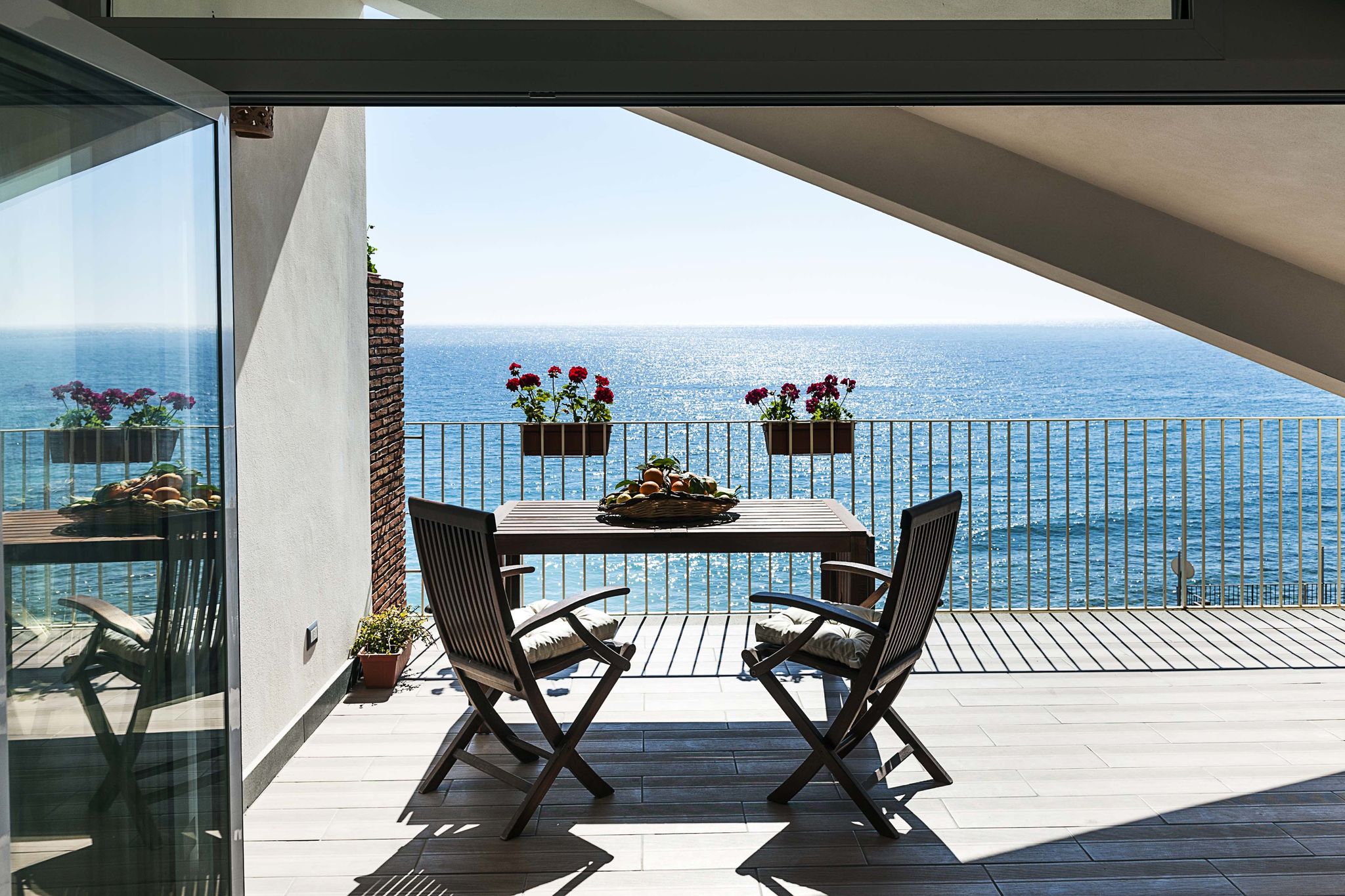 Appartement 20m van het strand en vanuit het terras een prachtig uitzicht op zee