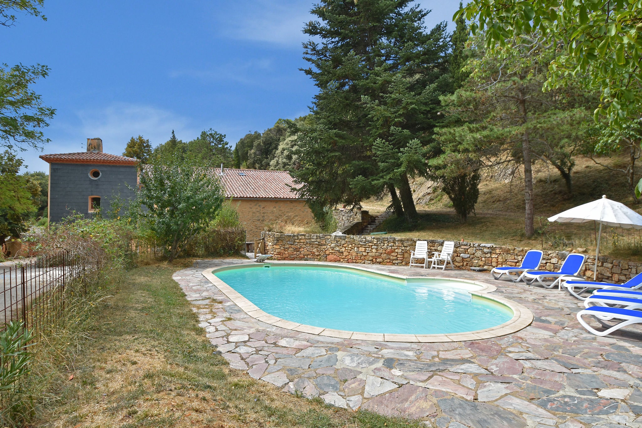 Maison de vacances rénovée à Velieux avec piscine