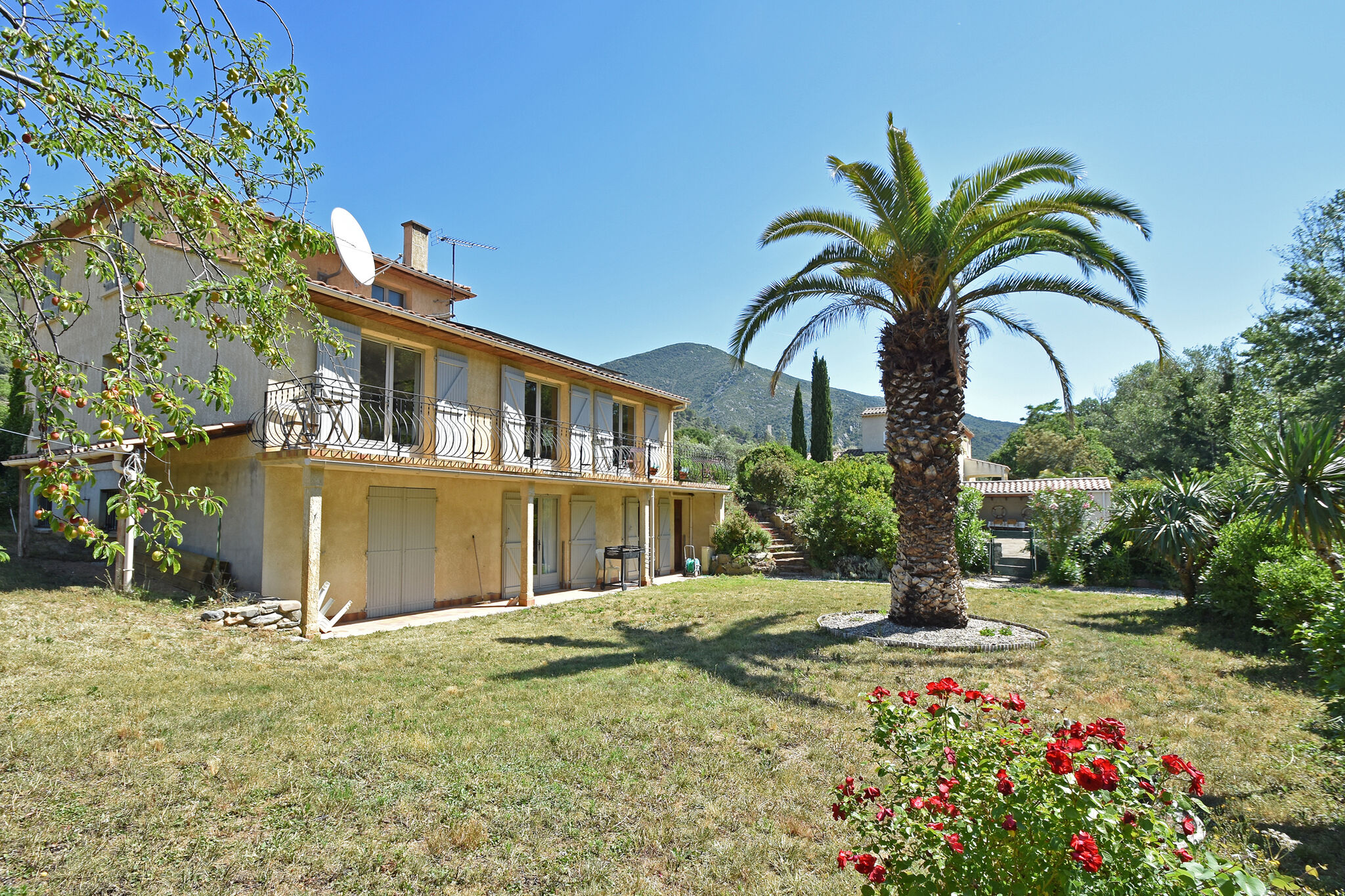 Child & dog friendly villa with private swimming pool and fenced garden on the river