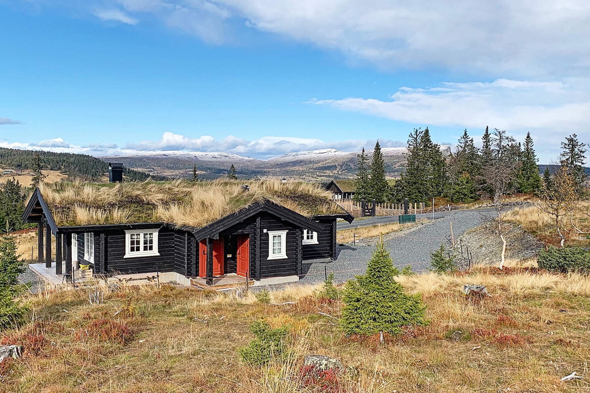 Enjoy the tranquility of the mountains from this lovely newer log cabin with a great view. Old-style holiday cabin with modern facilities makes your stay in the mountains easy, comfortable and cozy. Great holiday cottage where a small windbreak/entrance leads directly into the living room. From the living room there is access to the covered, west-facing terrace where you can enjoy the afternoon and evening sun. To the right of the entrance there is a technical room and storage, as well as a toilet, sink and washing machine. The holiday cottage has a well-equipped and spacious kitchen, as well as a bathroom with underfloor heating, toilet, sink and shower cubicle. There is also a small play loft/storage loft with access from the kitchen above the bedrooms. Possible to rent bed linen (no towels). Parts of the plot around the cottage have been leveled, and there is room for two cars in the driveway. Large table with benches outside in the south-facing sun corner. The cabin is located in a cabin field with hiking areas and ski slopes in the immediate vicinity. The ski resort Skeikampen, grocery store and restaurant are only 4 km away. Along the hiking trails in the area, there are also cafes/mountain lodges with simple meals. Segalstad Bru is the nearest town, 10 km away, with shops and a shopping centre. Lillehammer is the nearest city and is around 30 km away. In the summer, the outside fence is electric because it is a grazing area for sheep and cows.