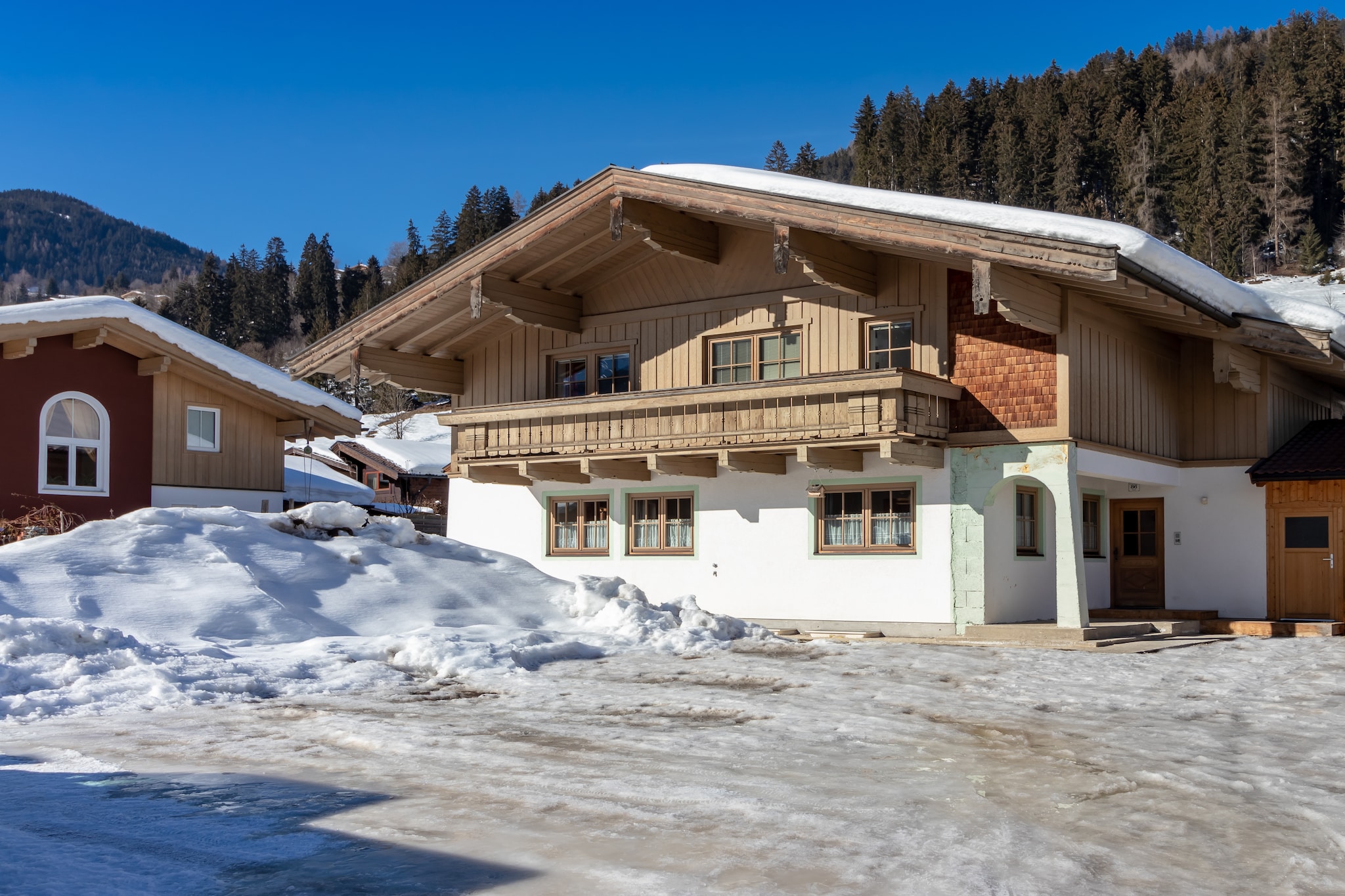 This cosy holiday flat is located in the "Dorf-Mühlbach" district of the well-known Bramberg am Wildkogel - on the sunny side of the valley. The living room with modern open-plan kitchen, from which you have direct access to the balcony, is on the 1st floor. There are also 2 large bedrooms and a bathroom. 
The other 2 bedrooms and a bathroom are located in the basement.

In winter, you can hop on the free ski bus a short distance from the house, which will take you to the surrounding ski areas of Kitzbühel or Bramberg. You can go hiking, tobogganing and cross-country skiing in the immediate vicinity. 
In summer there is plenty to experience, the famous waterfalls of Krimml, the Grossglocknerstrasse and the Gerlos Pass are all in the immediate vicinity.