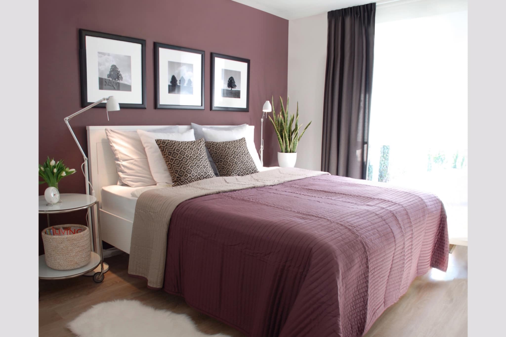 Ground floor: (hallway, bedroom(double bed(180 x 200 cm)), bedroom(single bed(boxspring, 90 x 200 cm), single bed(boxspring, 90 x 200 cm)), bedroom(bunk bed(90 x 200 cm)), bathroom(shower, washbasin, toilet), bathroom(shower, washbasin, toilet))\n\nOn the 1st floor: (Living room(TV(flatscreen, digital, smart TV, dutch television channels, german television channels, international television channels), seating area), Kitchen(dining table, hood, combination microwave, dishwasher, fridge-freezer), balcony)\n\nstorage(tumble dryer, washing machine), garden(private, illuminated, 250 m2), garden furniture, BBQ, parking, parking, Charging post for electric cars