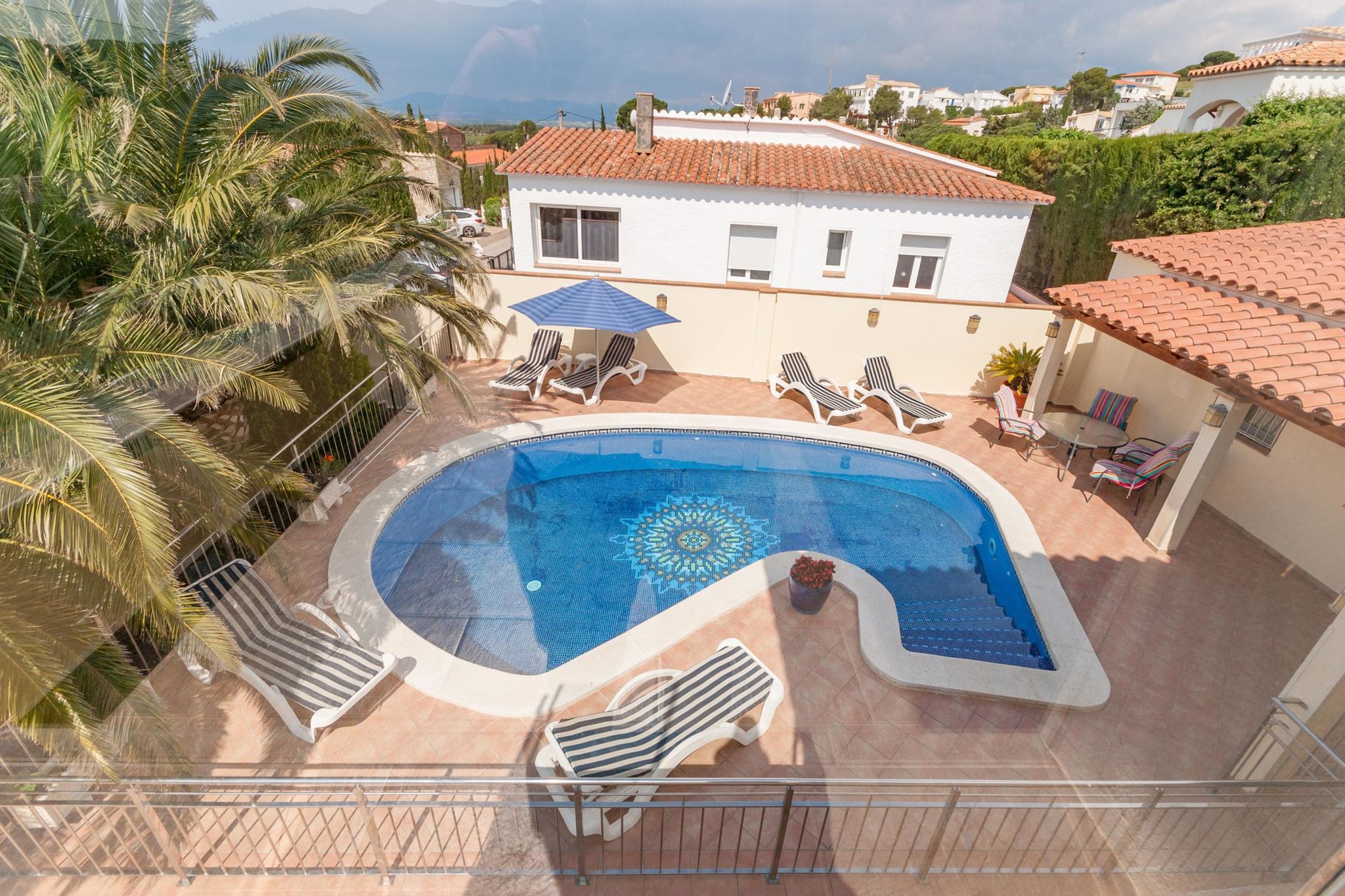 Modern appartement in Roses Spanje met zwembad