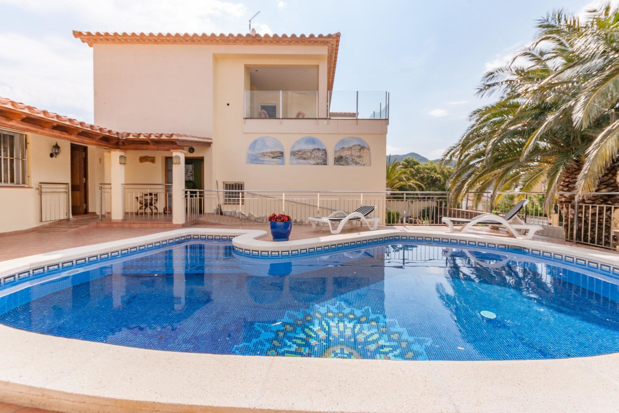 Modern appartement in Villa met zwembad en uitzicht op de baai van Roses