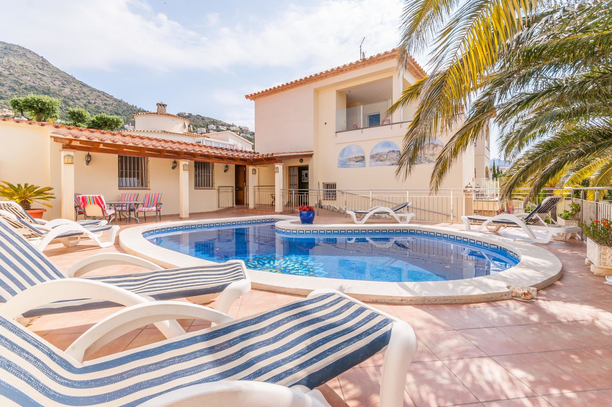Modern appartement in Villa met zwembad en uitzicht op de baai van Roses