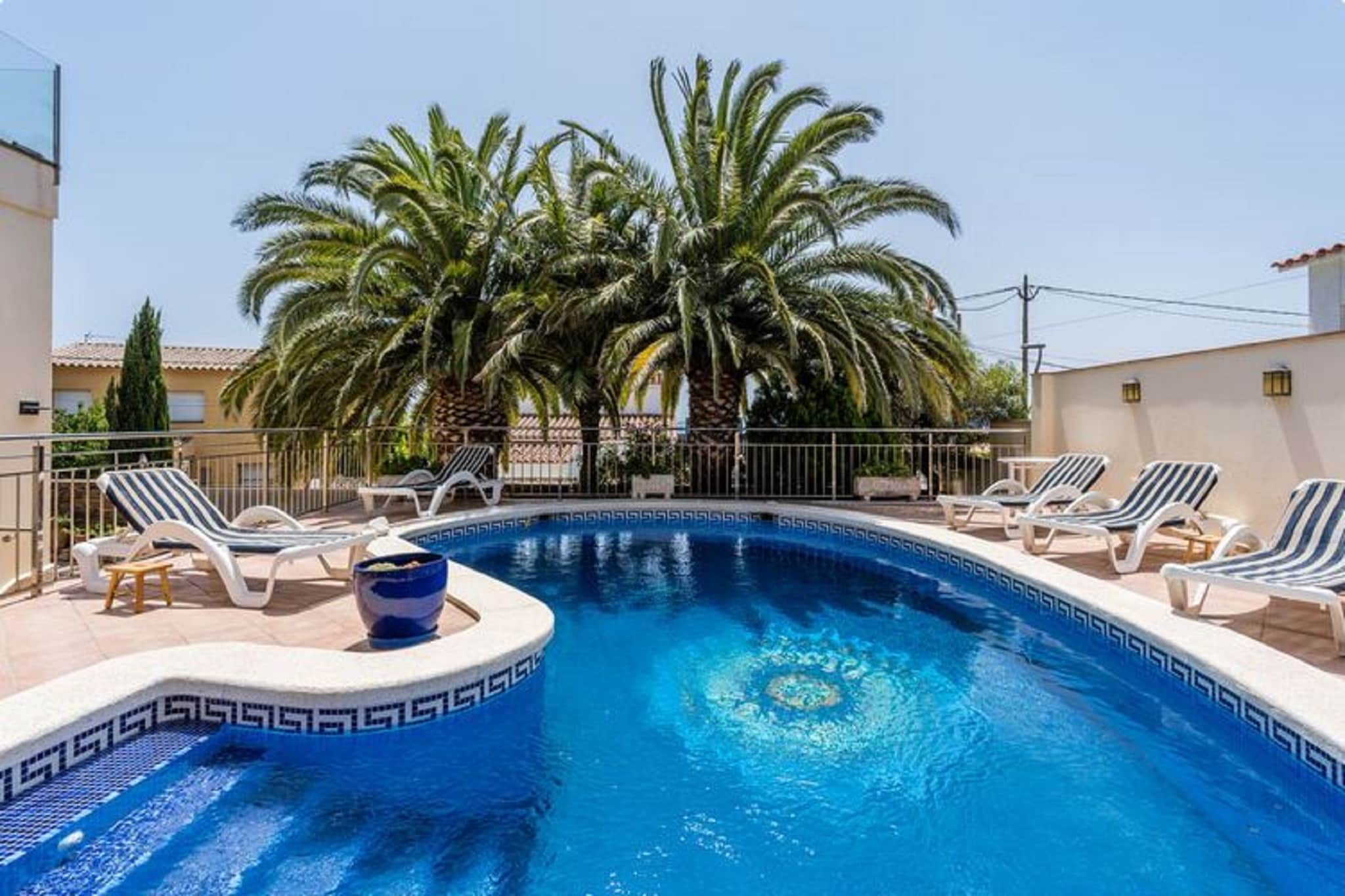 Ground floor: (Sitting room(fireplace, seating area, air conditioning), Kitchen(hob(4 ring stoves, ceramic), electric kettle, coffee machine, dishwasher, fridge), bedroom(single bed(90 x 200 cm), single bed(90 x 200 cm), air conditioning), Bedroom with bathroom(double bed(180 x 190 cm), bath tub, washbasin, toilet, air conditioning), bathroom(shower, washbasin, toilet), washing machine, terrace(private), garden(shared with other guests), garden furniture, swimming pool(shared with other guests, fenced))