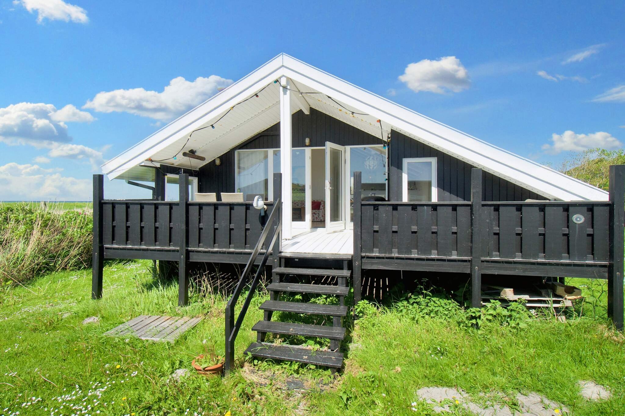 Holiday home in the 1st row and with a fantastic view of the sea at Gniben. The house has a good kitchen-dining room with a small alcove and two good bedrooms. There is a utility room and a bathroom with shower. On the covered terrace you can grill and enjoy the view, and in the large garden many good games can be played. There is a trampoline on the plot (use of this is at the tenant's own responsibility / insurance). Not for rent to youth groups.

A refundable deposit might be charged closer to your check-in date. This deposit covers utilities consumed during your stay and any additional services that may be taken. The final amount will be adjusted based on actual meter readings, actual usage of extra services, and any remaining balance will be refunded within 21 days after checkout.