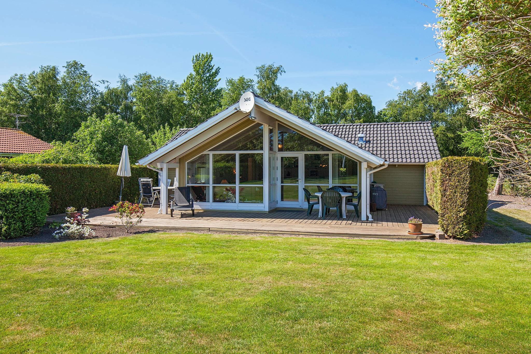 Holiday home with whirlpool on natural plot only approx. 200 meters from the sea at Dalby Strand. The house has an open as well as a covered terrace with garden furniture. There are light wood walls and ceilings. Wooden floors with partially loose carpets. The house is furnished with bathroom with underfloor heating, shower and 2-person whirlpool. Modern, well-equipped, open kitchen in connection with the living room with i.a. freezer, dishwasher, microwave, convection oven and hob with ceramic hobs. There is a large living room furnished with a large glass part, which makes the living room nice light. The living room is i.a. equipped with air conditioning, TV, video and stereo with CD player. The house sleeps in three bedrooms. In the small utility room there is a washing machine. Not for rent to youth groups.

A refundable deposit might be charged closer to your check-in date. This deposit covers utilities consumed during your stay and any additional services that may be taken. The final amount will be adjusted based on actual meter readings, actual usage of extra services, and any remaining balance will be refunded within 21 days after checkout.