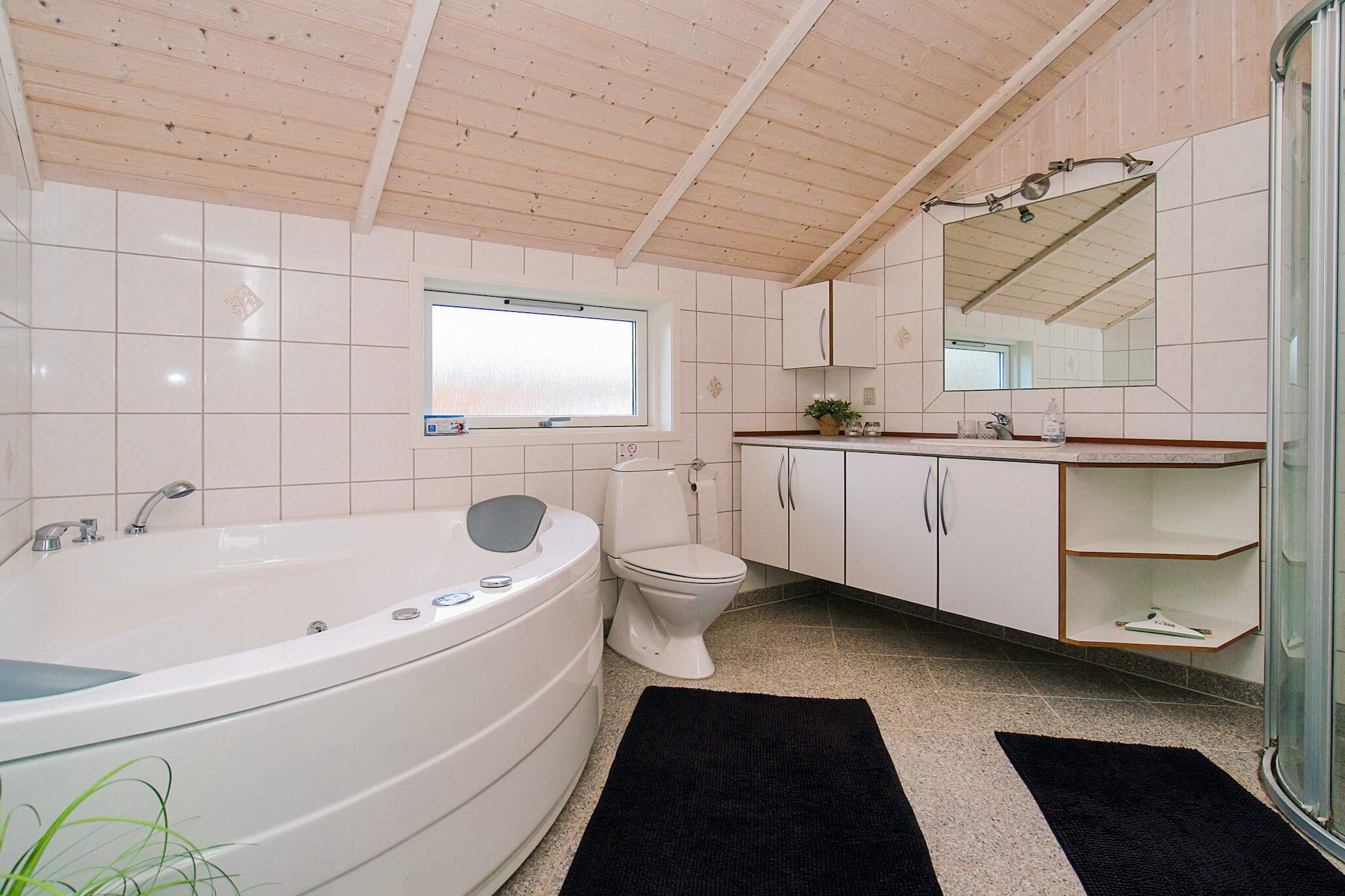open kitchen(cooker(electric), hood, coffee machine, microwave, dishwasher, fridge, freezer(60-99L), washing machine), Living/bed room(TV(satellite, german television channels, danish TV channels (DR1 and TV2)), radio, CD player, stereo unit, high chair), bedroom(2x single bed, children\'s bed), bedroom(2x single bed), bedroom(single bed, 2x bunk bed), bathroom(floor heating)(bathtub or shower, washbasin, toilet), Bubble bath(indoor, heated, 2 persons), heating(electric), terrace, garden, BBQ, air to air heatpump