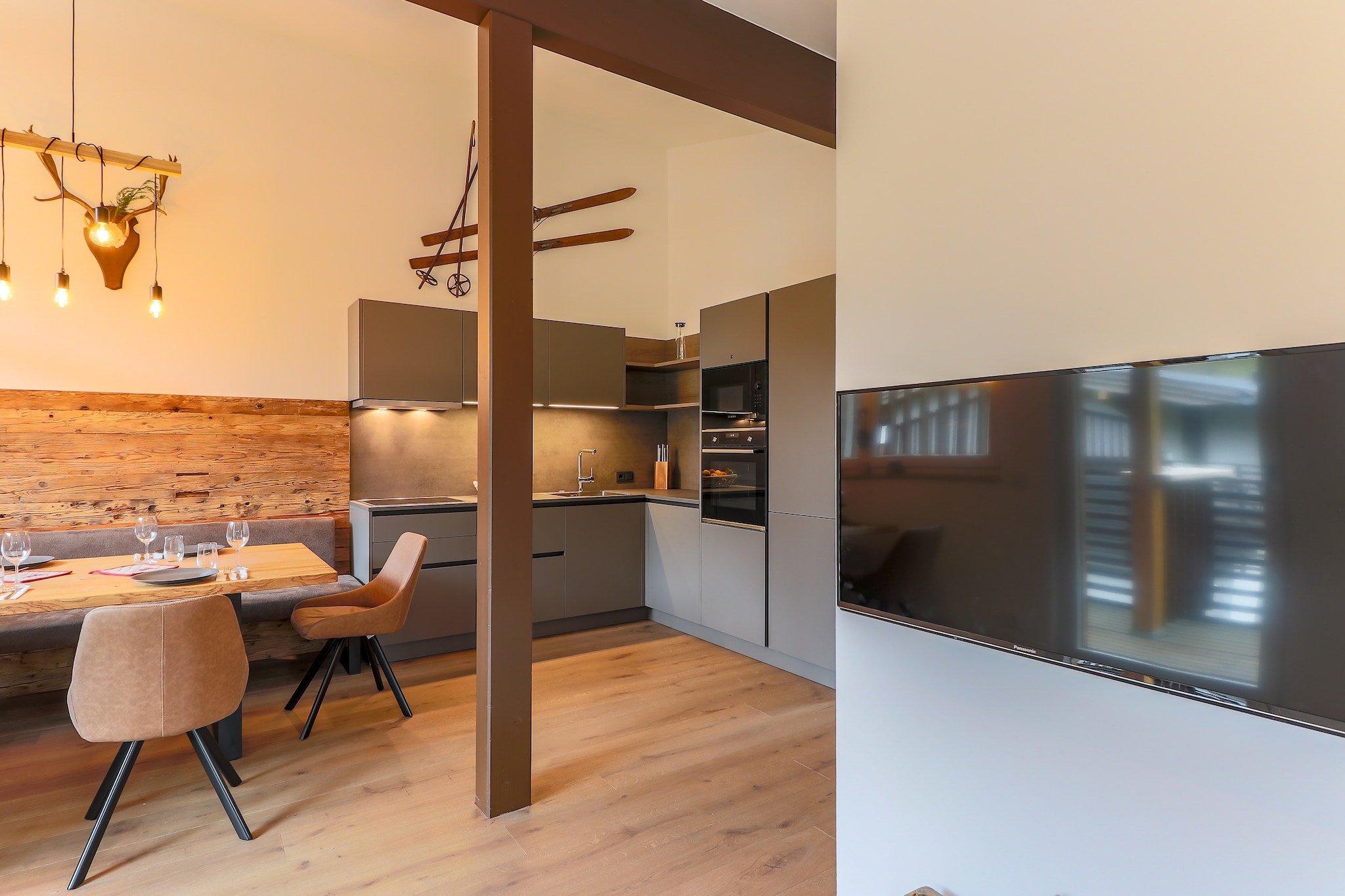 Welcome to this bright and modern holiday home in Kirchberg in Tirol at the foot of the Wilder Kaiser. Look forward to the impressive mountains in the middle of the Kitzbühel Alps. With its two apartments furnished in alpine chic, the house is ideal for two families. A great place to spend a great holiday together!

The holiday home is in a quiet but central location, close to various ski areas such as Kitzbühel and Ellmau-Scheffau. A small ski area is located directly in Kirchdorf. The region also offers a wide range of leisure activities in summer, such as numerous hiking and mountain bike routes or wellness in the Kaiserquell. A wide range of shops can be found in the vicinity (3km).

The two comfortably furnished apartments, one on the ground floor and the other on the upper floor, have 2 well-equipped kitchens with modern appliances. The other rooms and bathrooms are also contemporary, elegant and modern. The beautiful garden with barbecue and balcony with bar invite you to linger. There is also a table tennis table, an underground parking space and parking facilities at the house. To get your holiday off to a flying start, a starter pack of toilet paper, dishwasher tabs, sugar, salt and spices awaits you upon arrival.