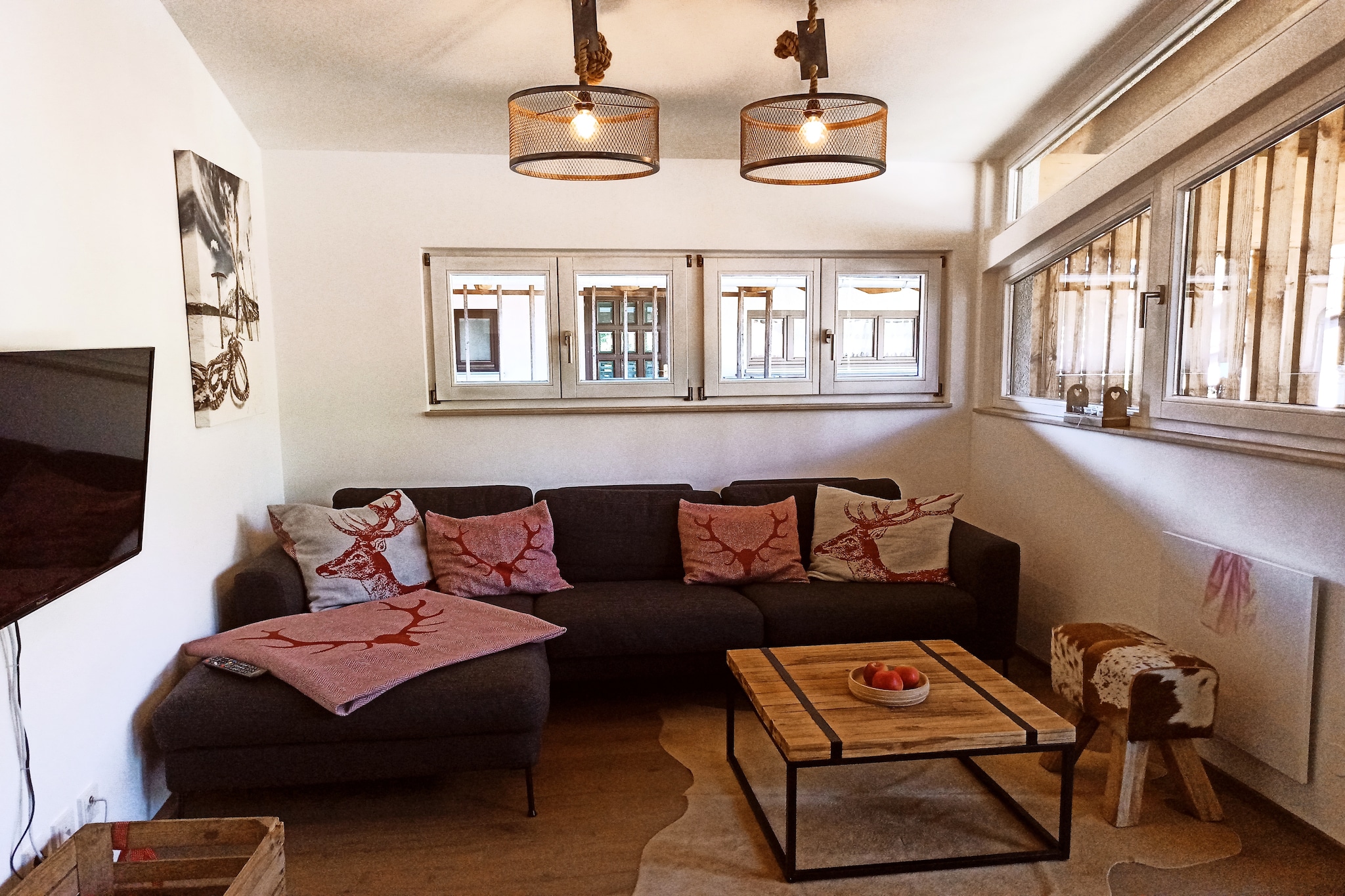 Die Ferienwohnung befindet sich in der ersten floor and ist mit allen Annehmlichkeiten ausgestattet. Modern layout for a pleasant atmosphere. The Wohnbereich is the best for a hot tub with a tumble-drier and a kitchen, which comes with all the necessary instructions. Vom Wohnzimmer aus gelangt man auf den Balkon, woman den Blick auf die Berglandschaft genießen kann.

Das Besondere an this Wohnung ist, dass Sie von Ihrem Fenster aus den Gipfel des Wilden Kaisers sehen; This legend is atemberaubend!

In the Umgebung you can experience winter in the white world with ski slopes, snowboarding, Langlaufen and hiking. Gleich in der Nähe is located in major ski areas such as St. Johann, Kitzbühel, Waidring-Steinplatte, Ellmau-Scheffau. A small family ski area is located directly in Kirchdorf. Im Sommer können Sie den zahlreichen Wander- und Mountainbikerouten folgen.
The surroundings of Ellmau, Kirchberg and the Kitzbühel world are one of the reasons why the Tyrolean atmosphere is great!