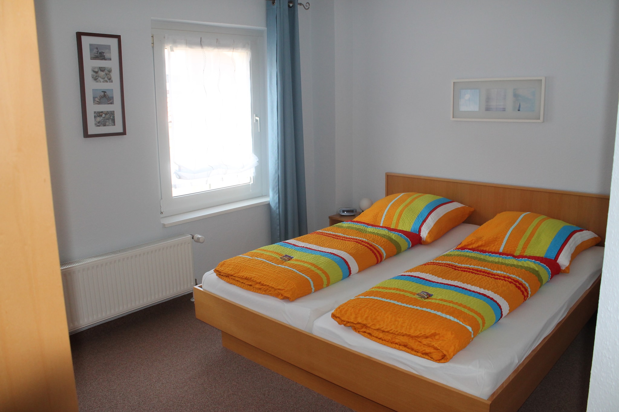 The accommodation is located near the "Alten Hafen" and the historic city center of the Hanseatic city of Wismar in a house with 6 newly furnished apartments. It is only 2 km to the sandy beach and shallow bathing area at the Wismars-Seebad Wendorf pier. The holiday apartment is on the ground floor and can accommodate 3 people. The premises include a living room/bedroom, fully equipped kitchen, bedroom and bathroom with shower/toilet. You can spend pleasant hours outdoors on the communal terrace in the courtyard. A stroll through the Hanseatic city of Wismar with its lovingly reconstructed town houses, its old town, the market square with the water feature and the churches of St. Nicholas, St. Mary and St. George as well as Wismar's oldest town house, the "Old Sweden", is a special experience . If the weather doesn't play along, a visit to the new "Wonnemar" leisure and relaxation pool is recommended (20 minutes' walk). Discover the Baltic Sea coast, embedded in a charming landscape, characterized by long sandy beaches, rustic cliffs, golden rapeseed fields, moss-green paddocks and romantic avenues.