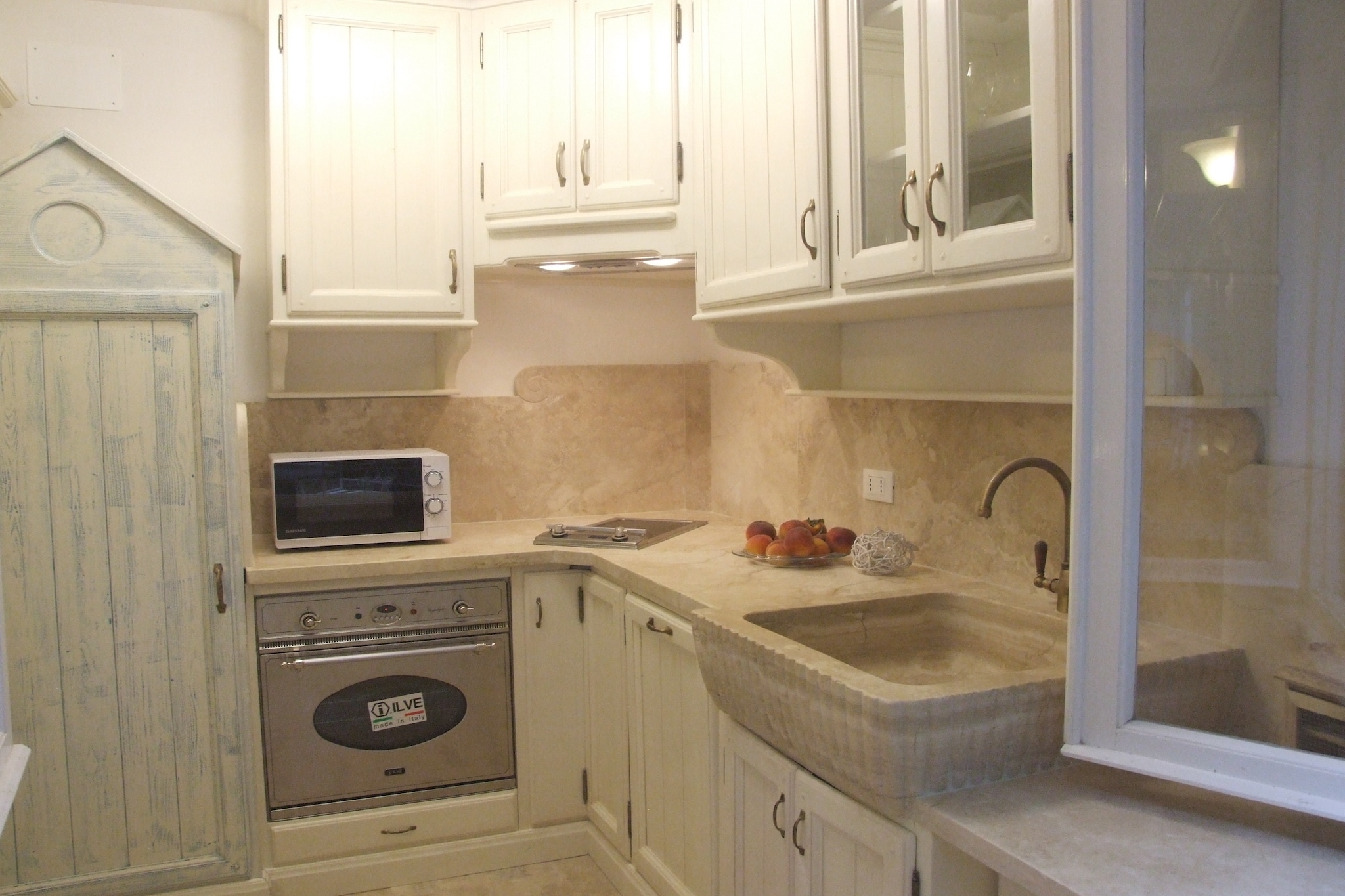 This peaceful ground-floor apartment in Marina di Castagneto Carducci offers a cozy retreat just 300 meters from the beach. Ideal for couples or small families, it features a spacious kitchen with modern appliances, a comfortable living area with satellite TV, and a bedroom with both double and single beds. The private terrace and garden provide a tranquil space for outdoor dining or unwinding in the fresh sea breeze.

Beyond the doorstep, the vibrant promenade invites seaside strolls and dining at local favorites like Ristorante Da Reno, Restaurant AcaciAmare, or Ristorante Tortuga, all known for fresh seafood and Tuscan flavors. For a more rustic experience, head to Il Bambolo or Hannibal Confraternita Della Ciccia in Castagneto Carducci. Families will enjoy the nearby CavallinoMatto amusement park and nature lovers can explore the Parco Archeominerario Di San Silvestro or stroll through the Chiesa Pieve di Sant' Ilario.