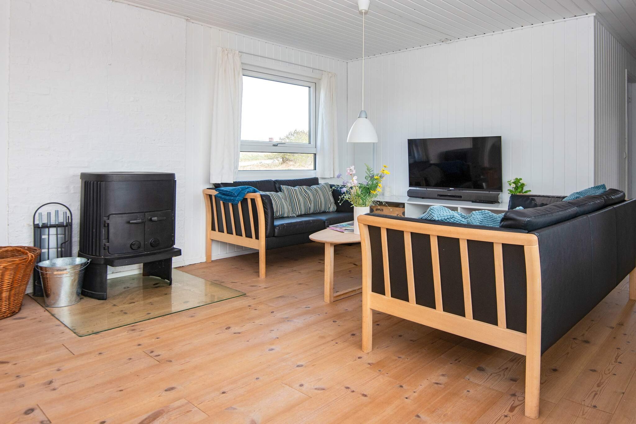 open kitchen(cooker(electric), hood, coffee machine, microwave, dishwasher, fridge-freezer), Living/bed room(TV(german television channels, danish TV channels (DR1 and TV2)), radio), bedroom(double bed), bedroom(double bed), bedroom(2x single bed), bathroom(bathtub or shower, washbasin, toilet), heating(electric), terrace